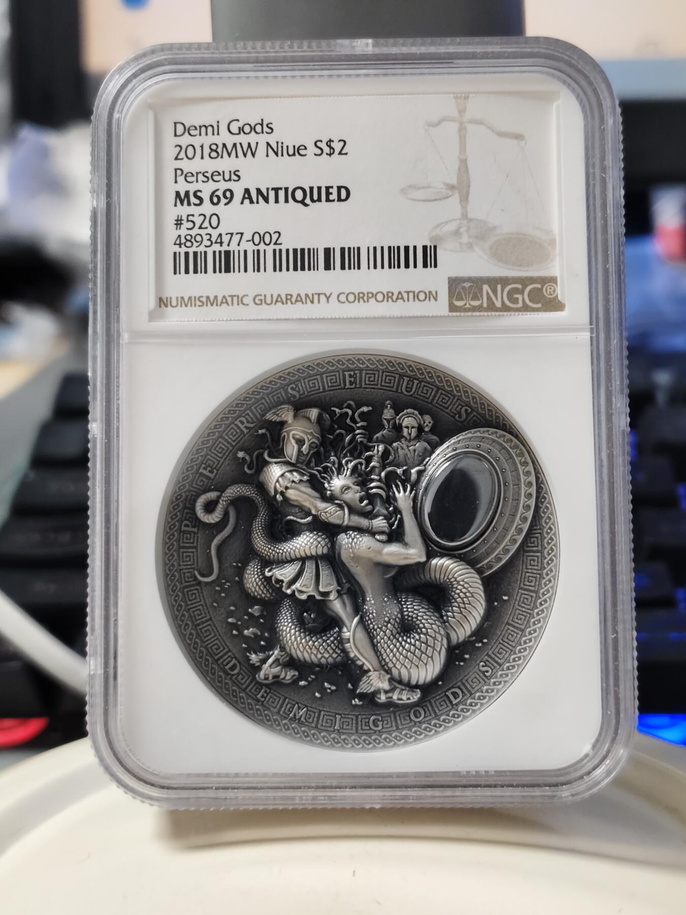 第180期拍卖【长期征集拍品】【北京币展专场】 纽埃2018年古希腊半神系列2珀尔修斯战美杜莎2盎司银币NGC-MS69盒证齐全，999银，发行650枚，