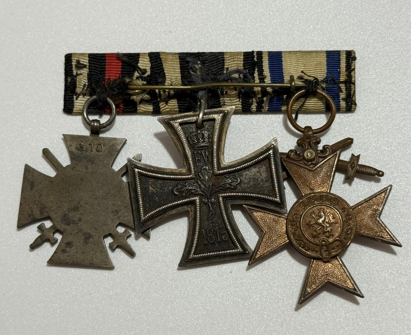 韵星假日精品2025秋季军品类拍卖会-- Rimey Holidays Boutique 2025 Autumn Militaria Sale 德意志帝国二级铁十字勋章、一战荣誉十字奖章（兴登堡）、巴伐利亚王国三级军事功勋奖章（MVK3）联排