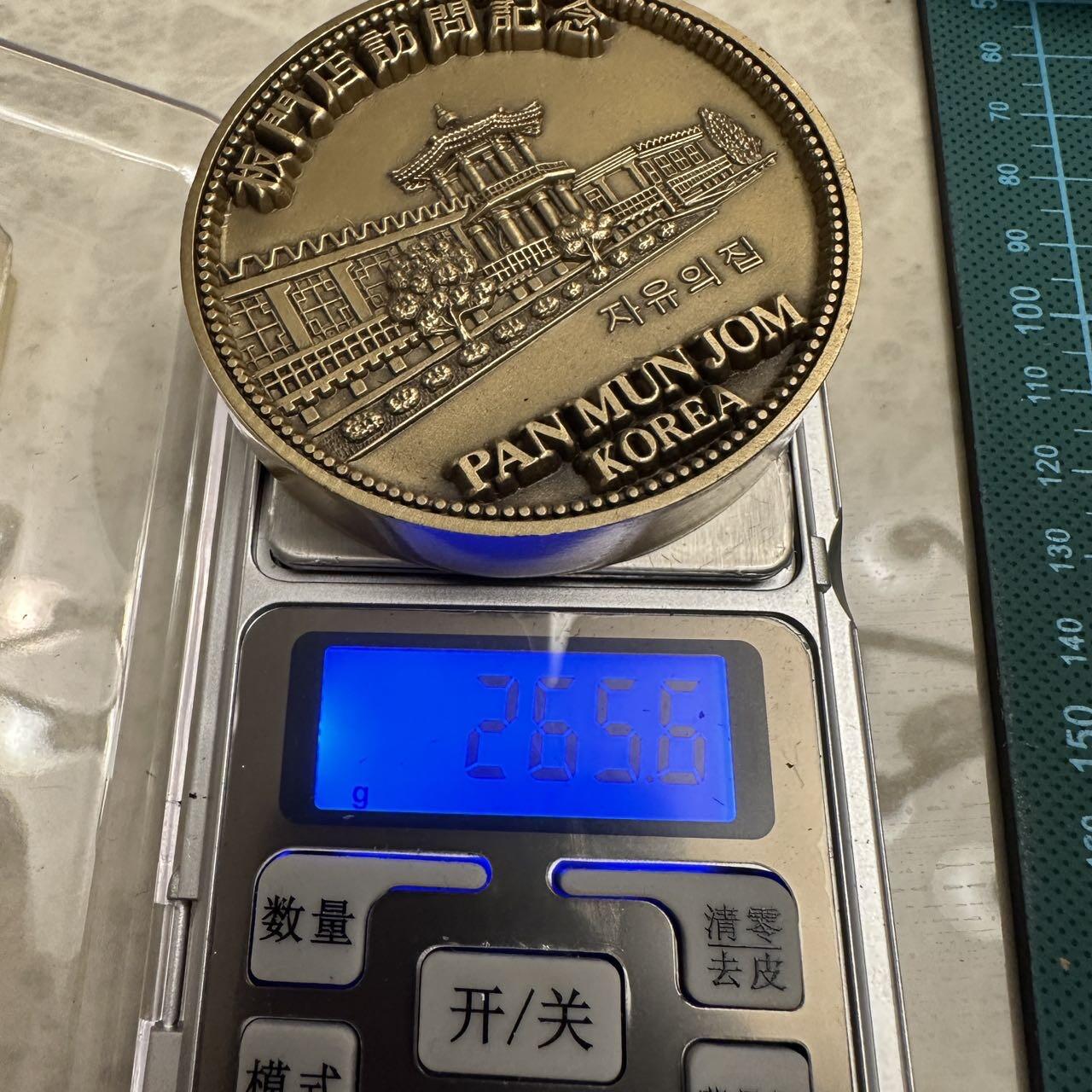 蒂克钱币-第46场 日本章牌专场 板门店访问厚重黄铜章 64mm 265g