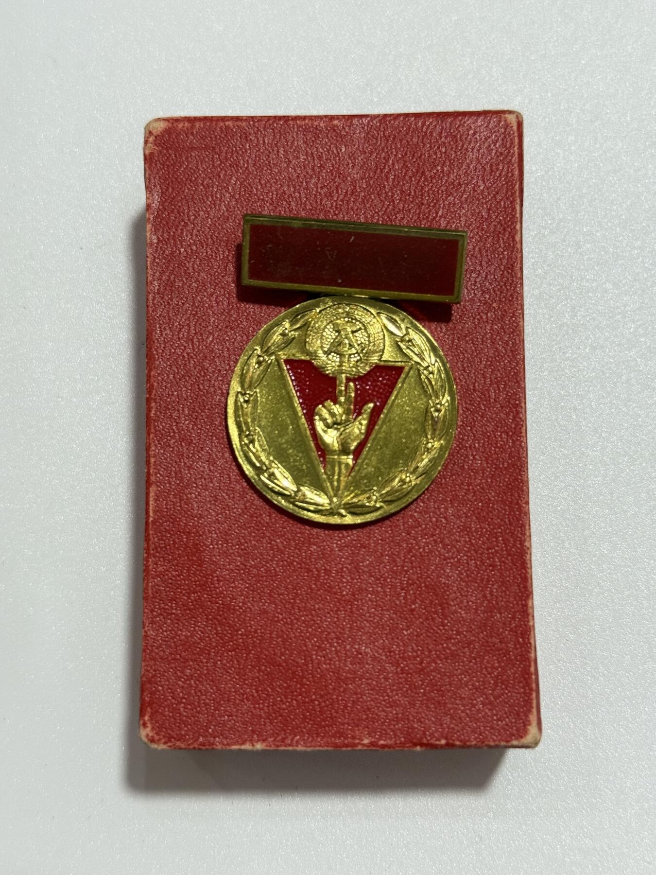 韵星假日精品2025秋季军品类拍卖会-- Rimey Holidays Boutique 2025 Autumn Militaria Sale 民主德国国际主义战士奖章带盒