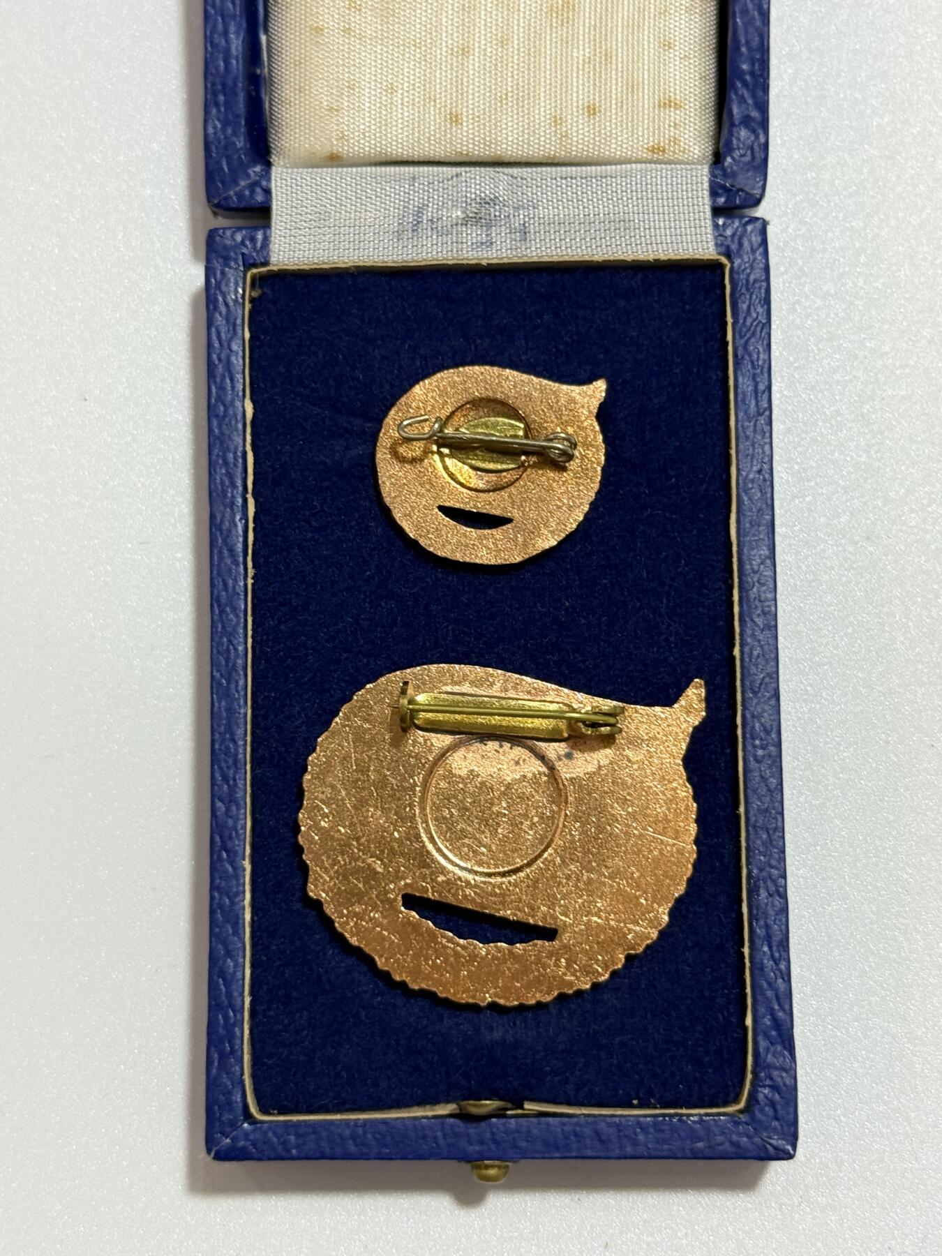 韵星假日精品2025秋季军品类拍卖会-- Rimey Holidays Boutique 2025 Autumn Militaria Sale 民主德国铜级恩格斯台尔曼社会主义先锋奖章带盒略一套