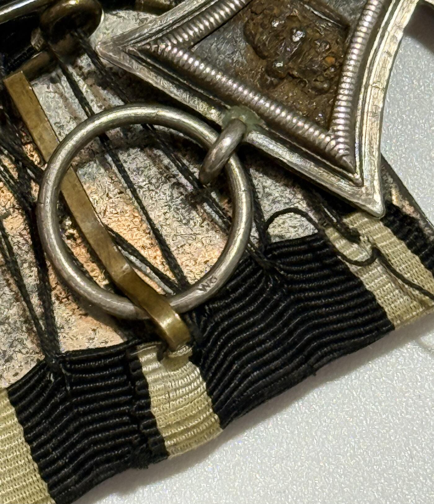 韵星假日精品2025秋季军品类拍卖会-- Rimey Holidays Boutique 2025 Autumn Militaria Sale 德意志帝国二级铁十字勋章与一战荣誉十字奖章联排 （铁十字w？标，小环打6批次标）