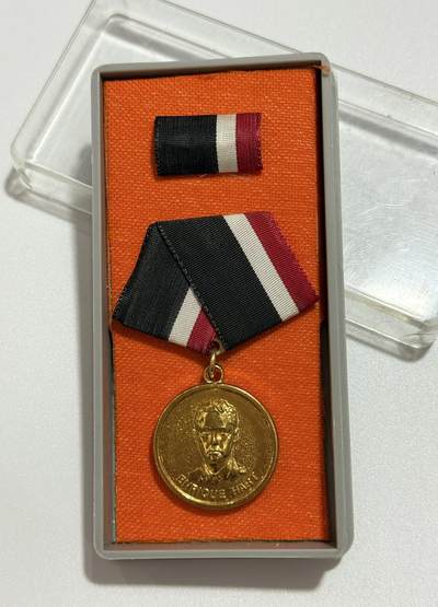 韵星假日精品2025秋季军品类拍卖会-- Rimey Holidays Boutique 2025 Autumn Militaria Sale - 古巴人民共和国恩里克 哈特 达瓦罗斯奖章带原盒略