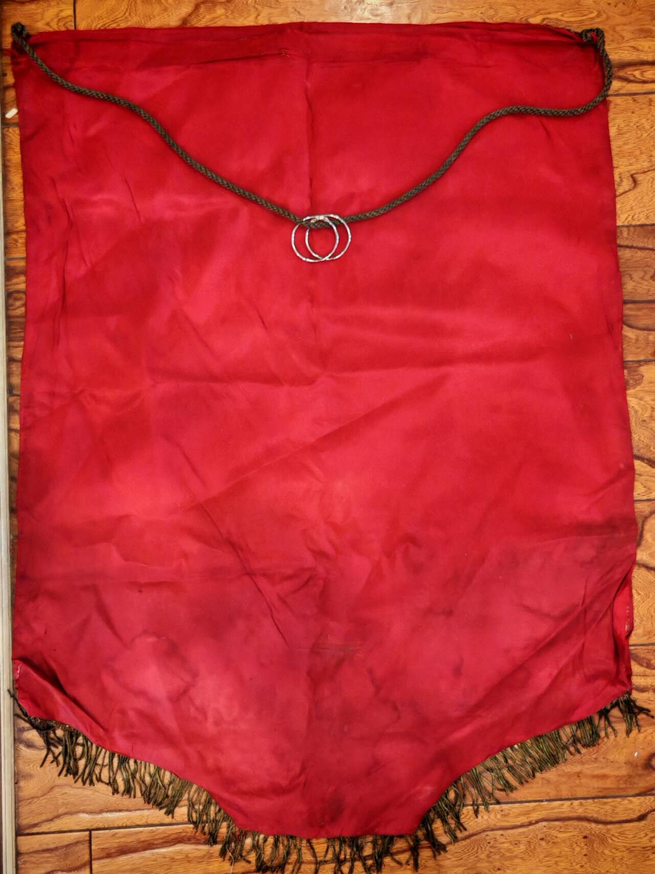 凯旋世界勋赏（第19期）（欢迎送拍）（对拍品有疑问请询问客服，不接受到手刀，出价默认拍品品相。请认真阅读拍卖规则！出价默认已认可！）（收到货请录制开箱视频，无视频概不处理问题。） 法国二战时期抵抗运动中的女性反法西斯组织旗帜长约90，宽约70组织地方分支（加尼是法国巴黎郊区的城镇）的标识物，材质为红色绸缎，搭配金色刺绣文字与流苏装饰，属于二战抵抗运动的历史文物。