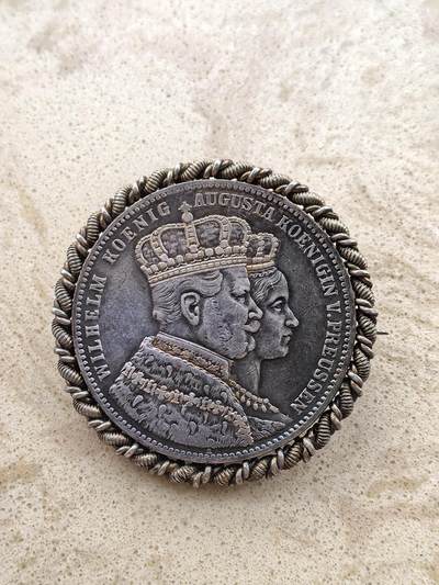 道一币馆币章第一百五十二场 - 普鲁士德国1861年威廉一世加冕1泰勒银币 做的徽章 外圈合金针是银的