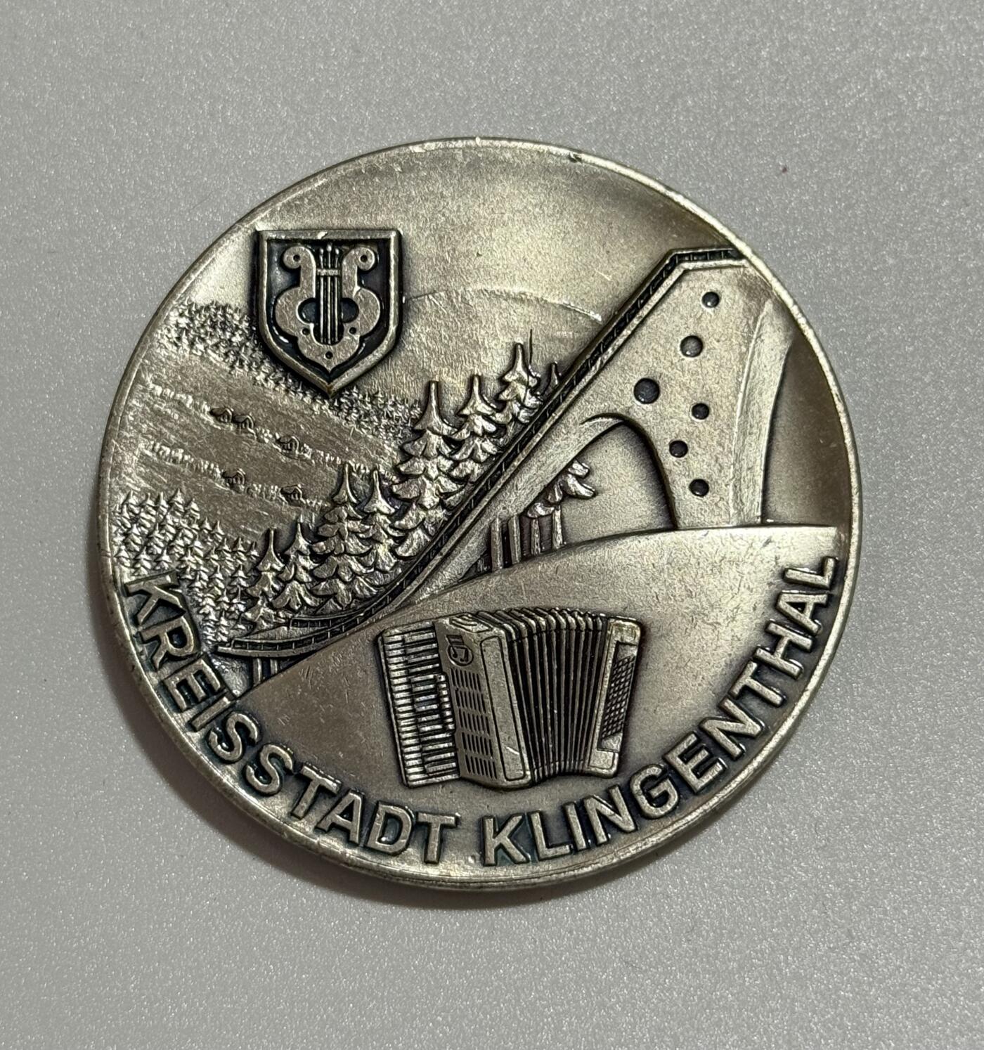 韵星假日精品2025秋季军品类拍卖会-- Rimey Holidays Boutique 2025 Autumn Militaria Sale 民主德国章牌