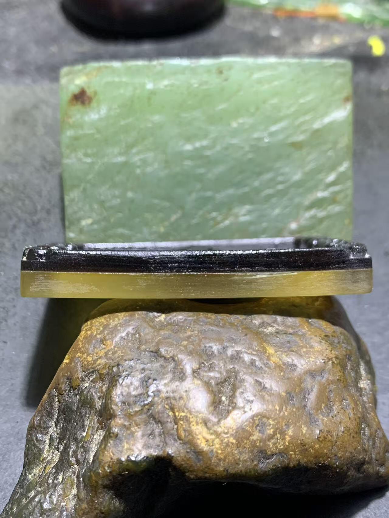 精美羊角雕刻狼王牌子一个！