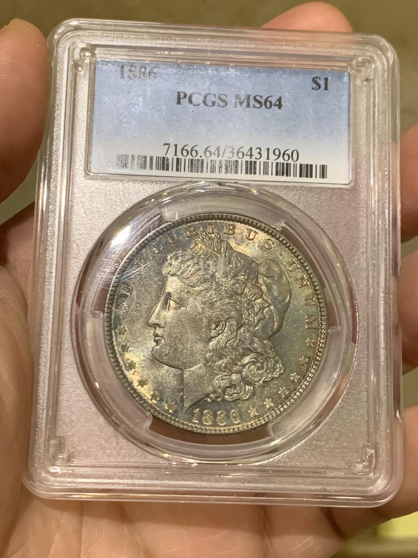 《竞宝斋》第432场 周日，周一 2场连拍 （全场包邮） PCGS MS64 美国1886年摩根银币P版，原汁原味双面五彩老包浆，包浆醇厚润泽又犀利，打制深峻，味道币味道足，状态一流。