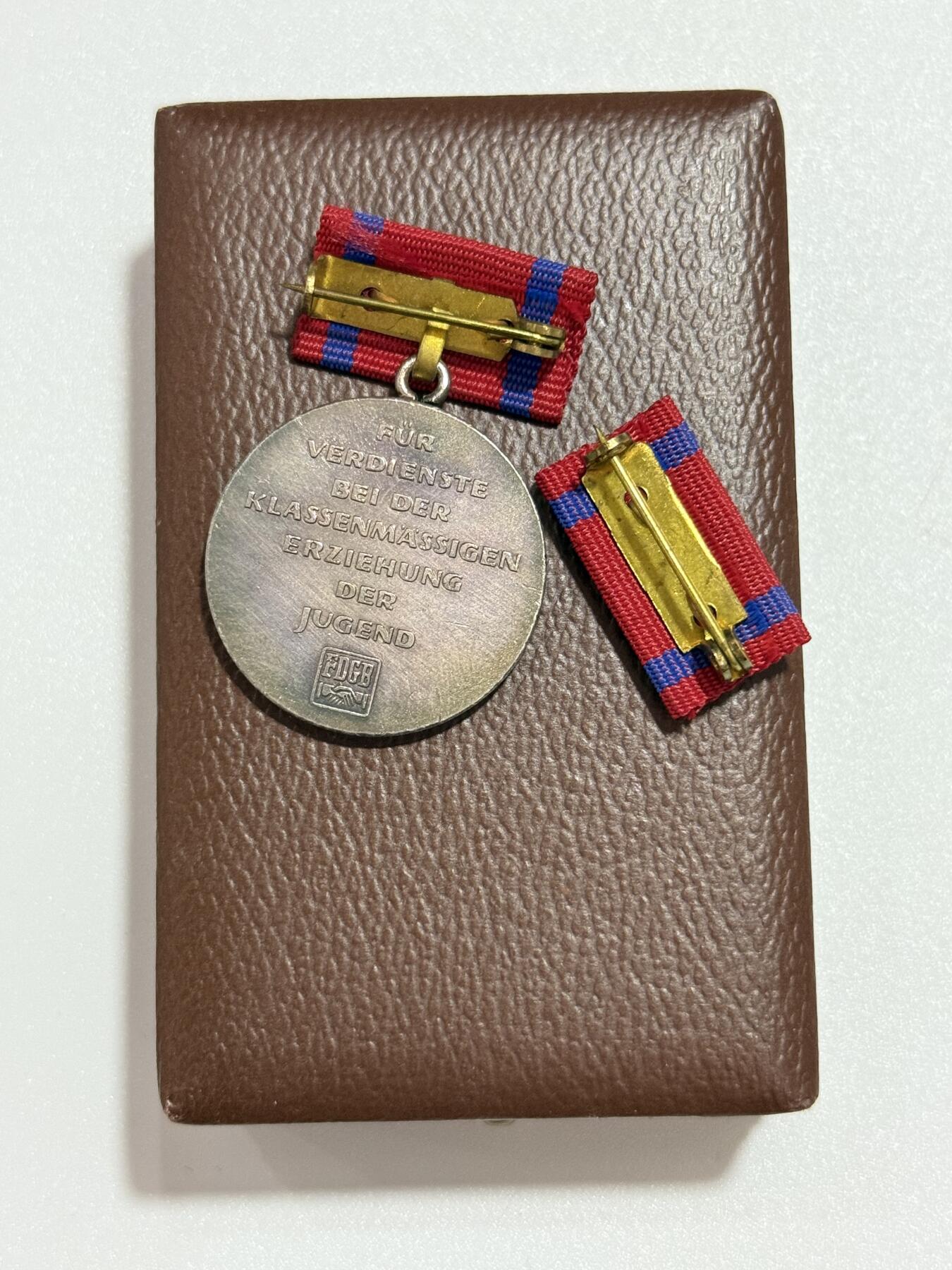 韵星假日精品2025秋季军品类拍卖会-- Rimey Holidays Boutique 2025 Autumn Militaria Sale 民主德国赫尔曼顿克奖章带原盒略