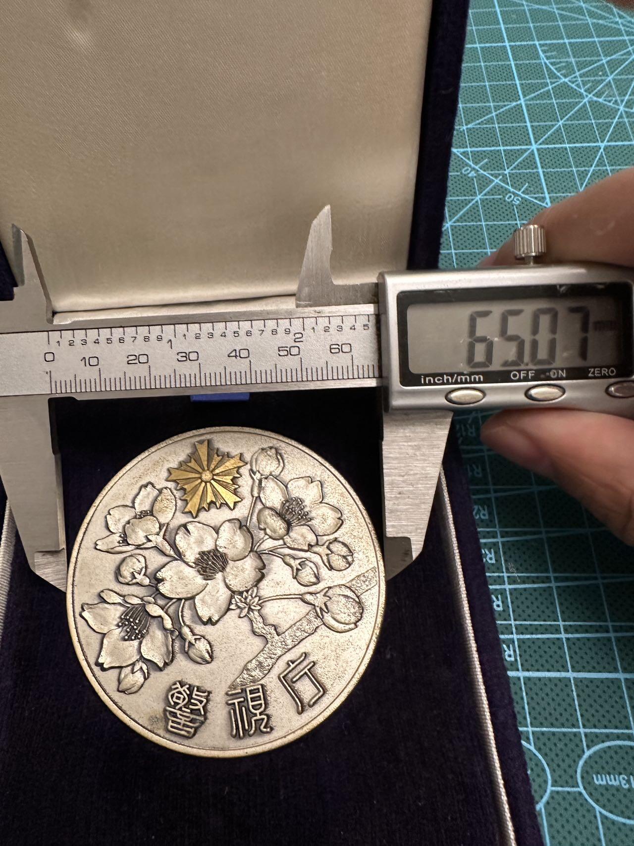蒂克钱币-第46场 日本章牌专场 日本 昭和54年 藏前警视厅 受赏纪念章65mm 152g 绒布盒