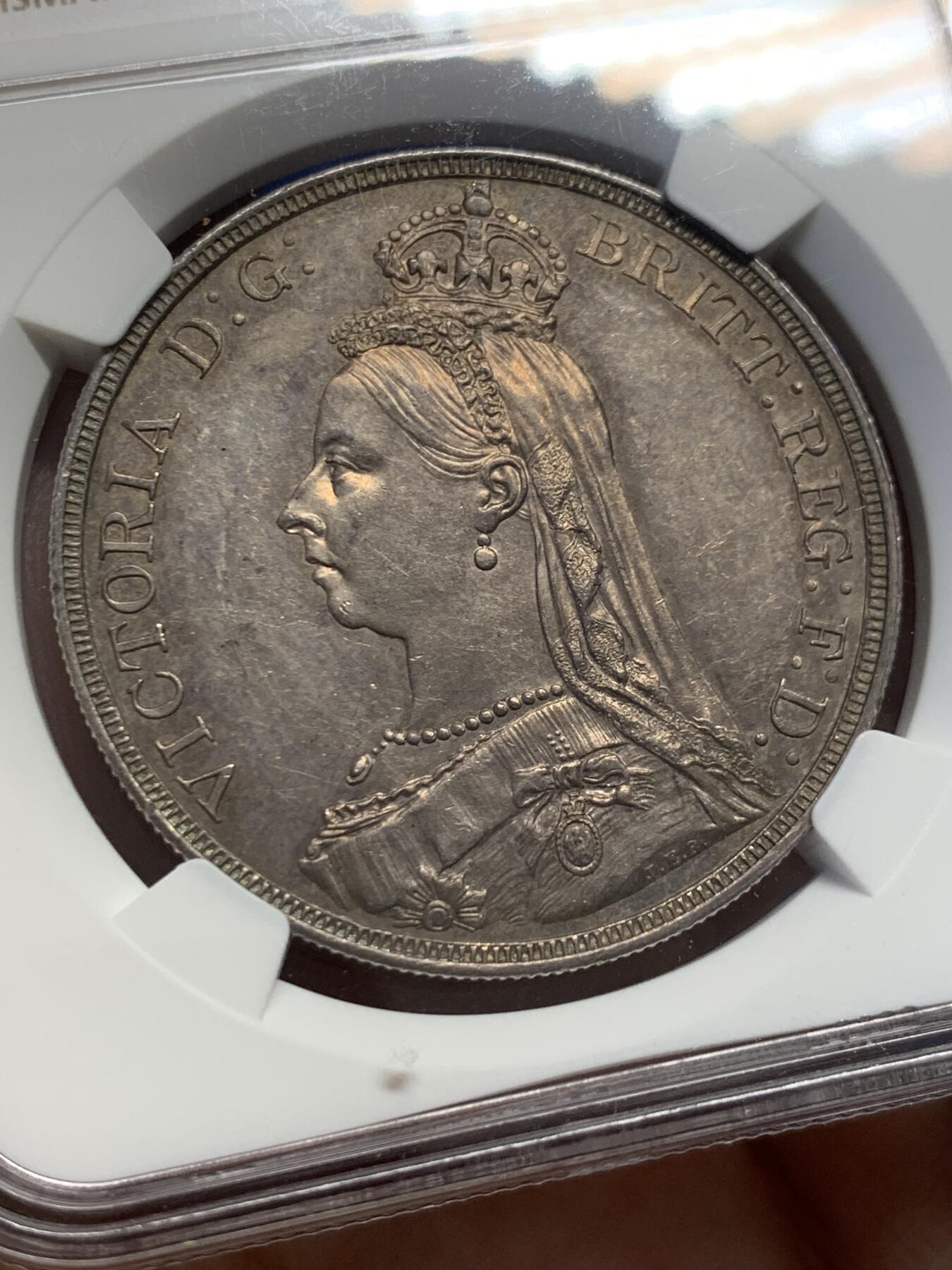 《竞宝斋》第432场 周日，周一 2场连拍 （全场包邮） NGC AUD 1887年英国维多利亚高冠马剑克朗 错杀，英国钱币名家Thorbum旧藏，双面包浆极美，适合自藏