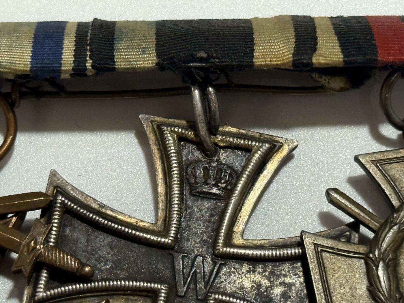 韵星假日精品2025秋季军品类拍卖会-- Rimey Holidays Boutique 2025 Autumn Militaria Sale 德意志帝国二级铁十字勋章、一战荣誉十字奖章（兴登堡）、巴伐利亚王国三级军事功勋奖章（MVK3）联排