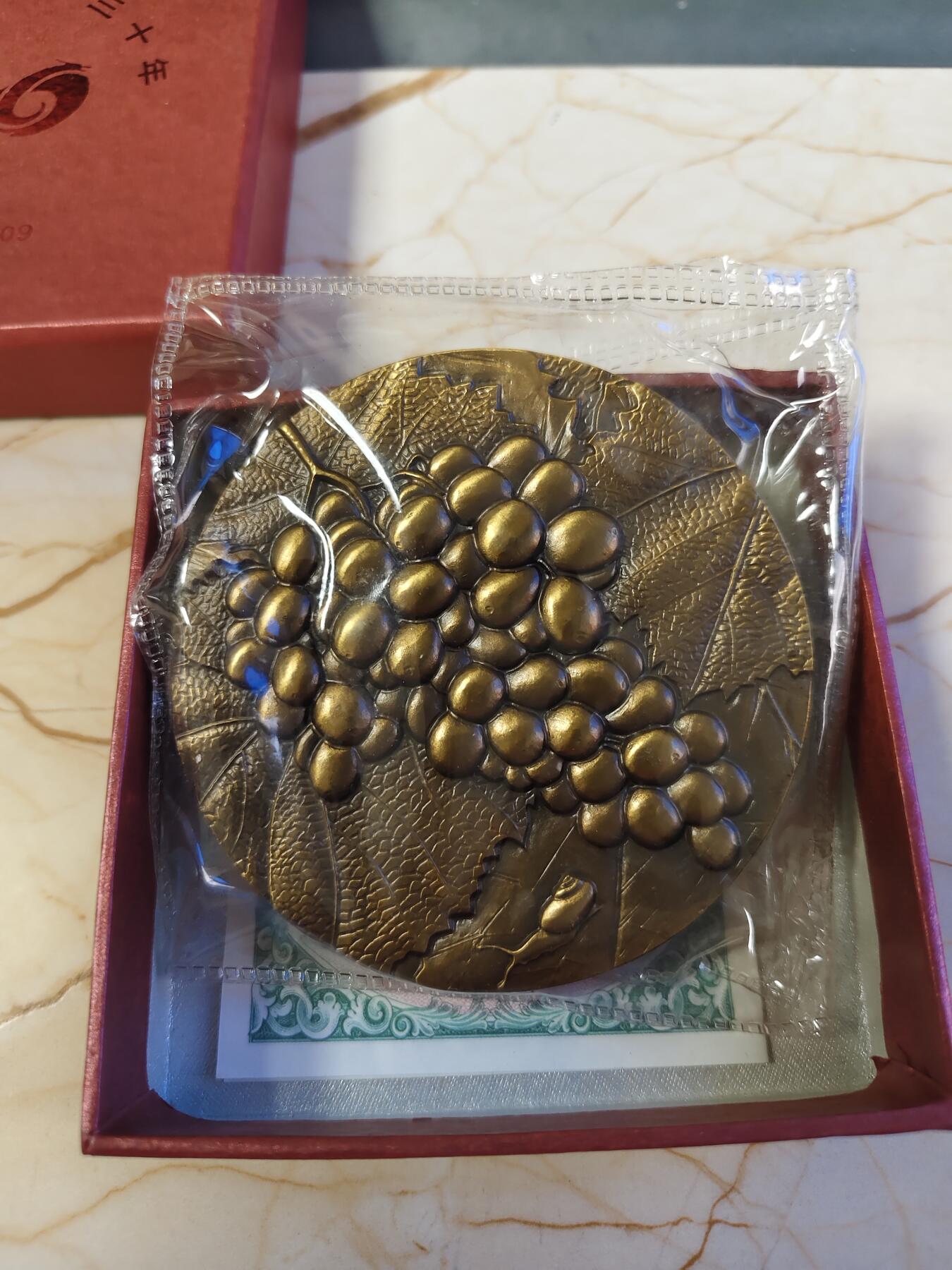 第180期拍卖【长期征集拍品】【北京币展专场】 大铜章在中国三十年纪念大铜章，发行600枚，直径8厘米，重342.87克