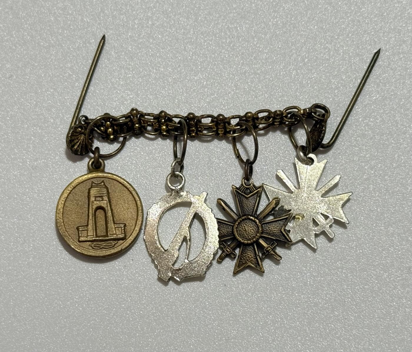 韵星假日精品2025秋季军品类拍卖会-- Rimey Holidays Boutique 2025 Autumn Militaria Sale 57mini链--意大利非洲军团奖章、银级步兵突击奖章，kvk1、kvk2