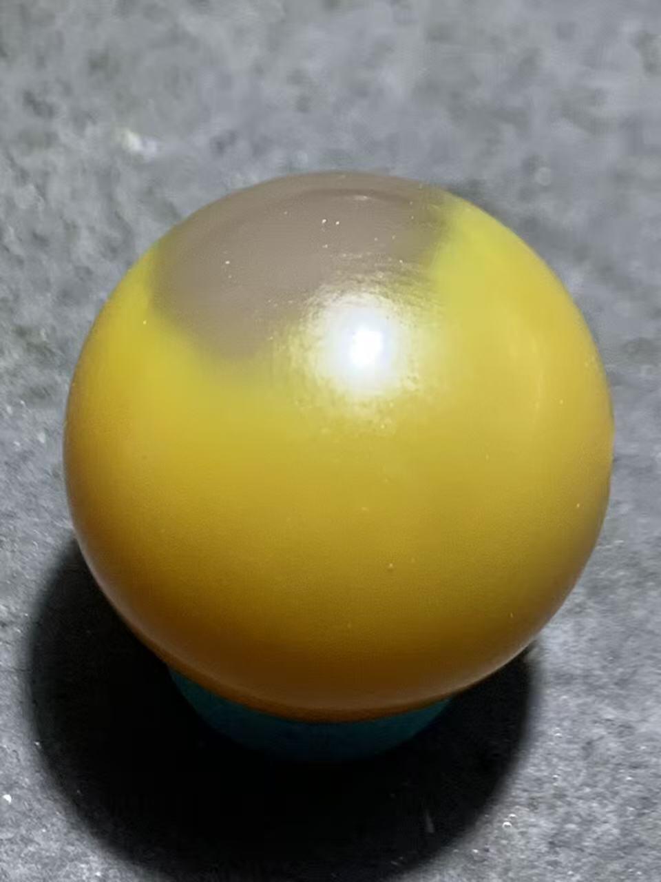 精美蒙料鸡油黄冻料战国红玛瑙圆珠一个，