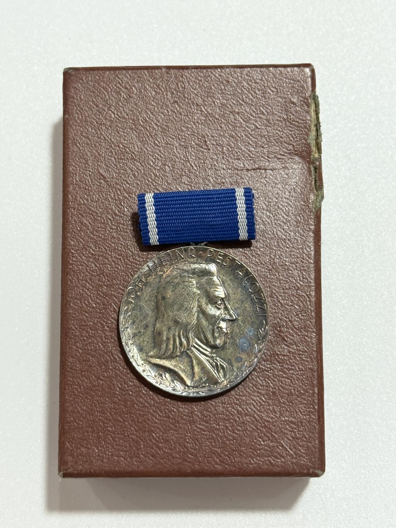 韵星假日精品2025秋季军品类拍卖会-- Rimey Holidays Boutique 2025 Autumn Militaria Sale 民主德国银级裴斯泰罗其奖章带原盒