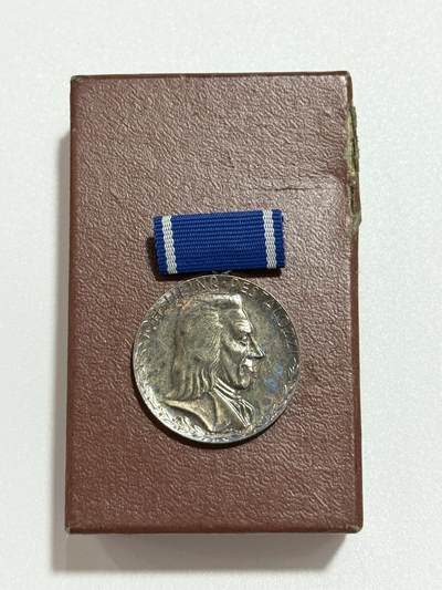 韵星假日精品2025秋季军品类拍卖会-- Rimey Holidays Boutique 2025 Autumn Militaria Sale - 民主德国银级裴斯泰罗其奖章带原盒