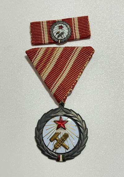 韵星假日精品2025秋季军品类拍卖会-- Rimey Holidays Boutique 2025 Autumn Militaria Sale - 匈牙利人民共和国国际纵队 外交官拉斯洛·加罗斯妻 匈牙利人民共和国第一版拉克西杰出劳动奖章带原略