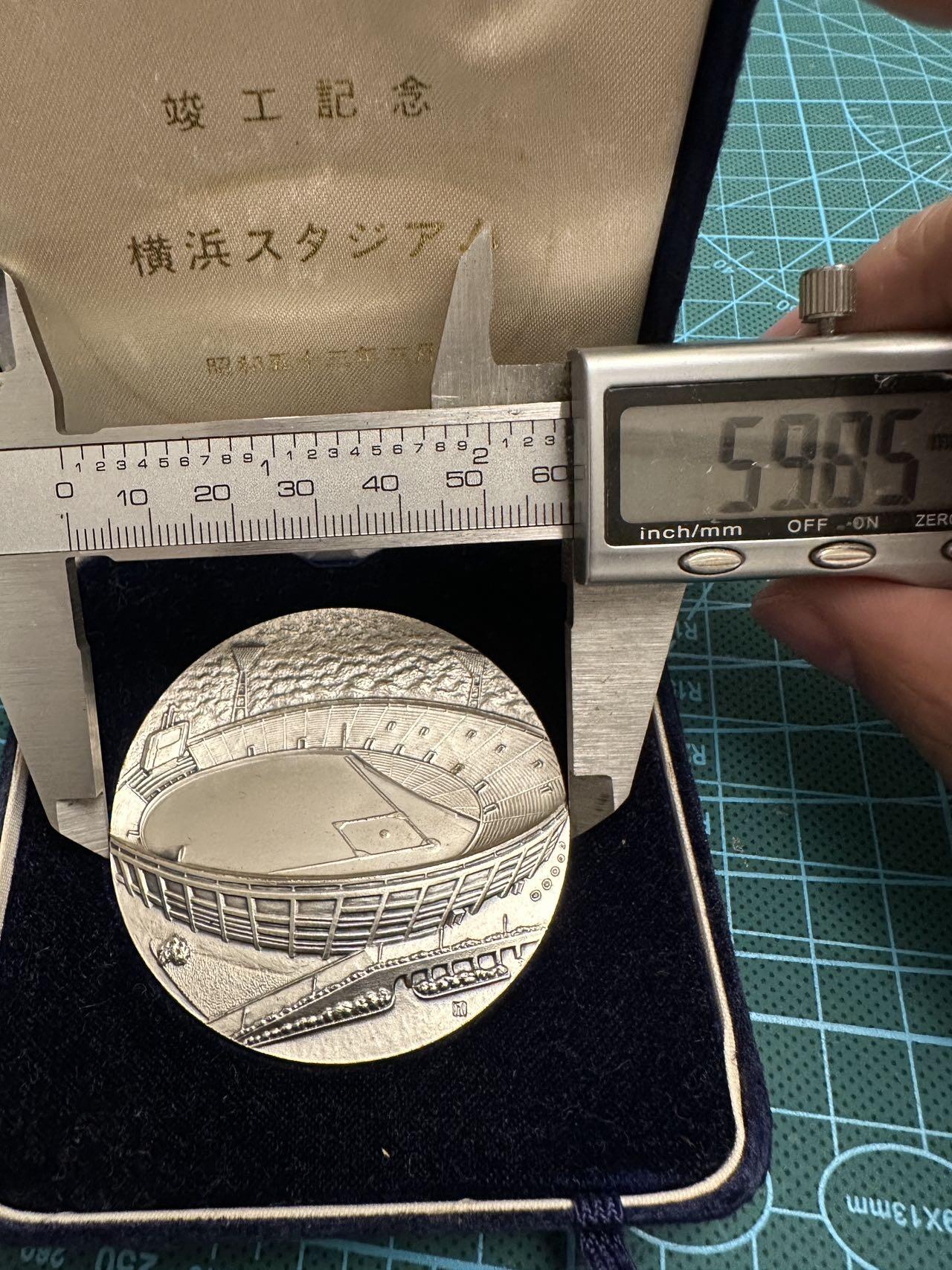 蒂克钱币-第46场 日本章牌专场 昭和50年 横滨体育场 竣工纪念章60mm 115g 绒布盒