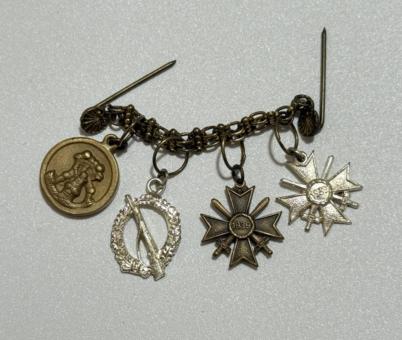 韵星假日精品2025秋季军品类拍卖会-- Rimey Holidays Boutique 2025 Autumn Militaria Sale 57mini链--意大利非洲军团奖章、银级步兵突击奖章，kvk1、kvk2