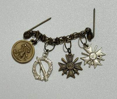 韵星假日精品2025秋季军品类拍卖会-- Rimey Holidays Boutique 2025 Autumn Militaria Sale - 57mini链--意大利非洲军团奖章、银级步兵突击奖章，kvk1、kvk2