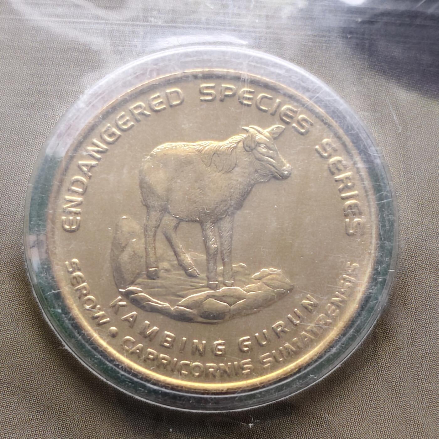 【全场包邮】纯粹捡漏拍472场（免费代拍第9场） 马来西亚2003年25林吉特陆上动物版苏门答腊鬣羚官方封装纪念币