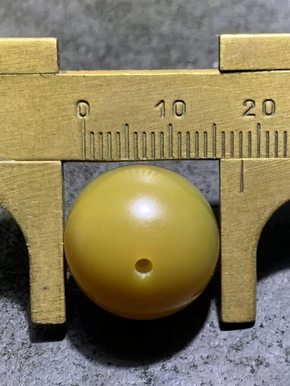 精美蒙料鸡油黄冻料战国红玛瑙圆珠一个，