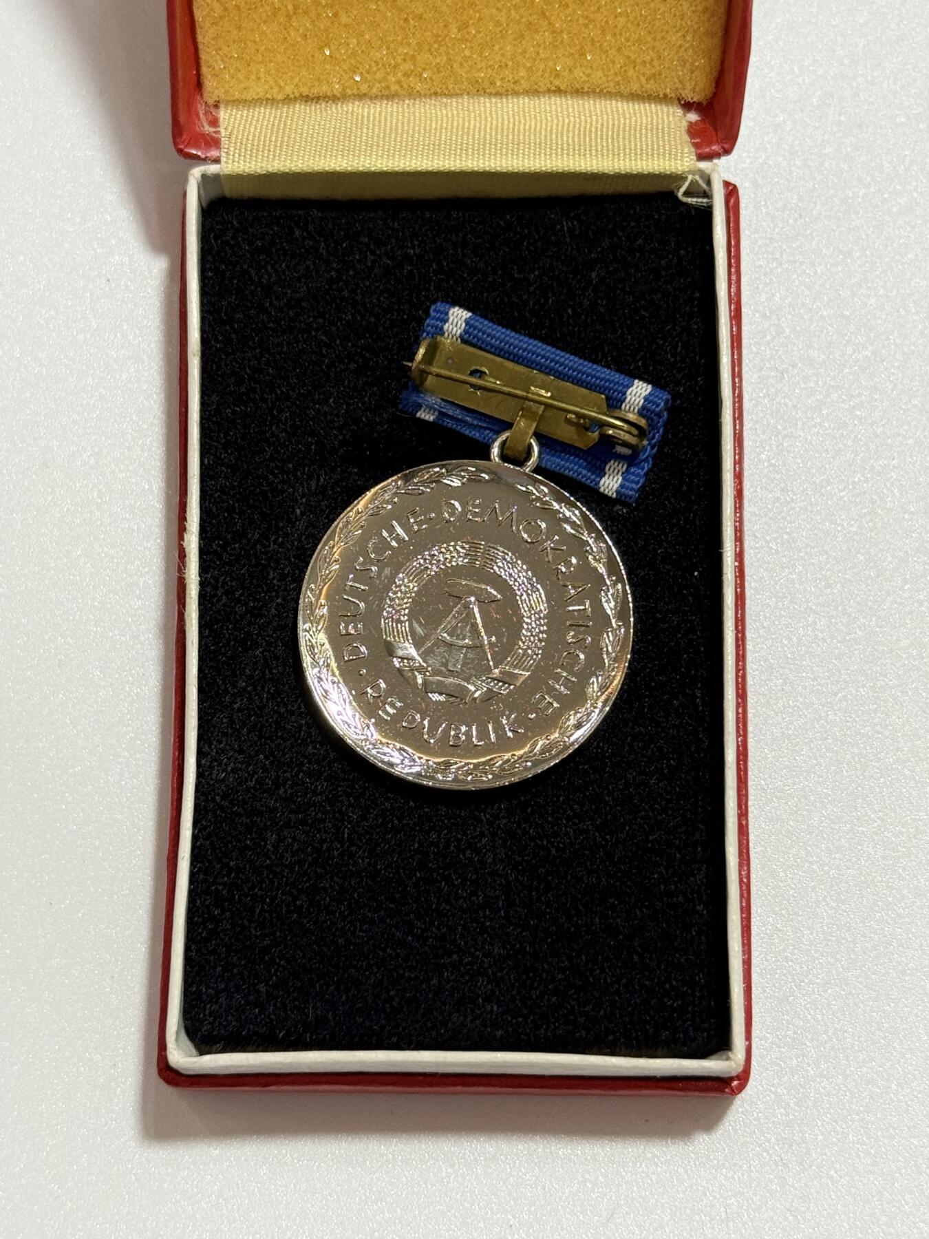 韵星假日精品2025秋季军品类拍卖会-- Rimey Holidays Boutique 2025 Autumn Militaria Sale 民主德国银级裴斯泰罗其奖章带原盒