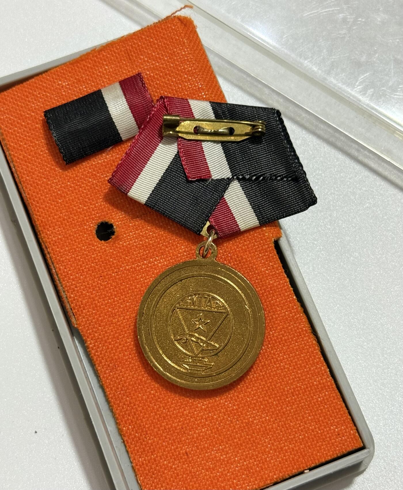 韵星假日精品2025秋季军品类拍卖会-- Rimey Holidays Boutique 2025 Autumn Militaria Sale 古巴人民共和国恩里克 哈特 达瓦罗斯奖章带原盒略