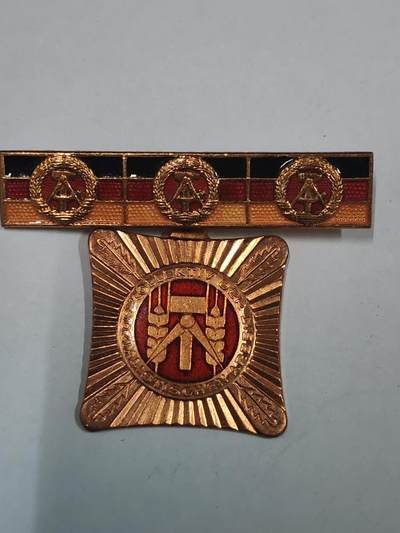 韵星假日拍卖第二十九期 -- Rimey Holidays Auction 29 - 民主德国集体劳动模范奖章 三次获得