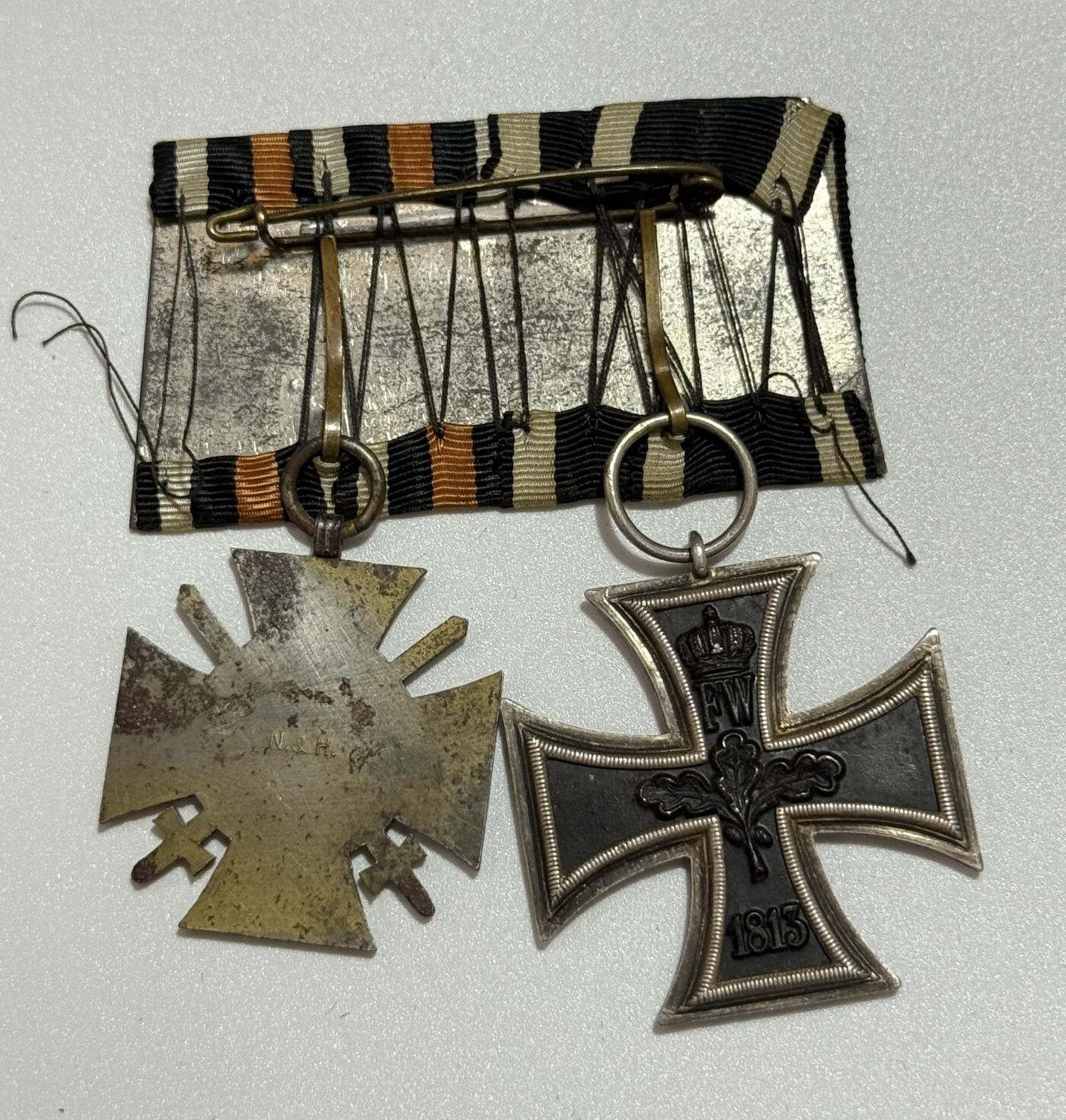 韵星假日精品2025秋季军品类拍卖会-- Rimey Holidays Boutique 2025 Autumn Militaria Sale 德意志帝国二级铁十字勋章与一战荣誉十字奖章联排 （铁十字w？标，小环打6批次标）