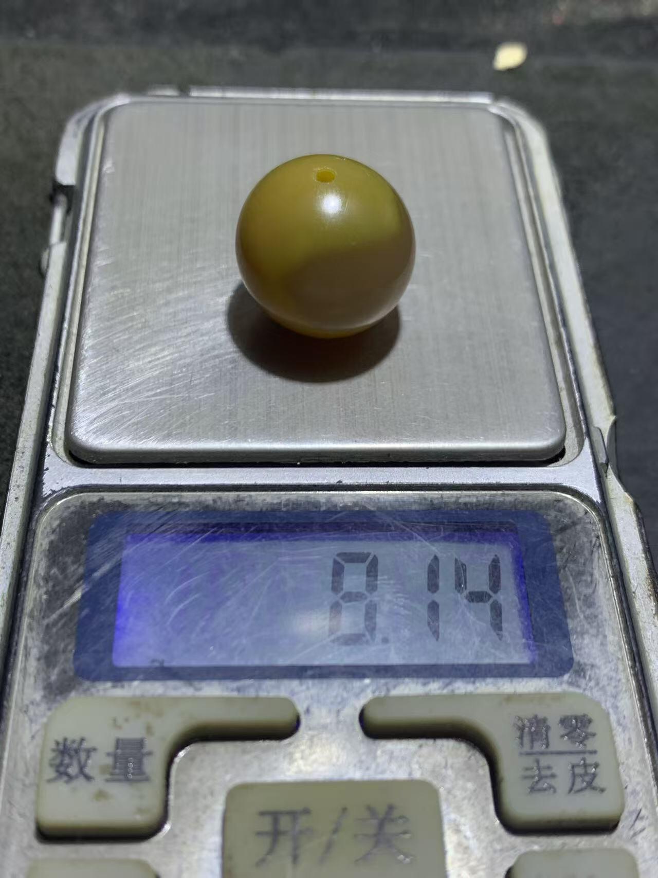 精美蒙料鸡油黄冻料战国红玛瑙圆珠一个，