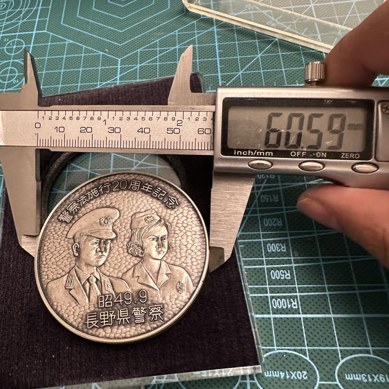蒂克钱币-第46场 日本章牌专场 昭和49 警察法施行20周年纪念章 60mm 111g