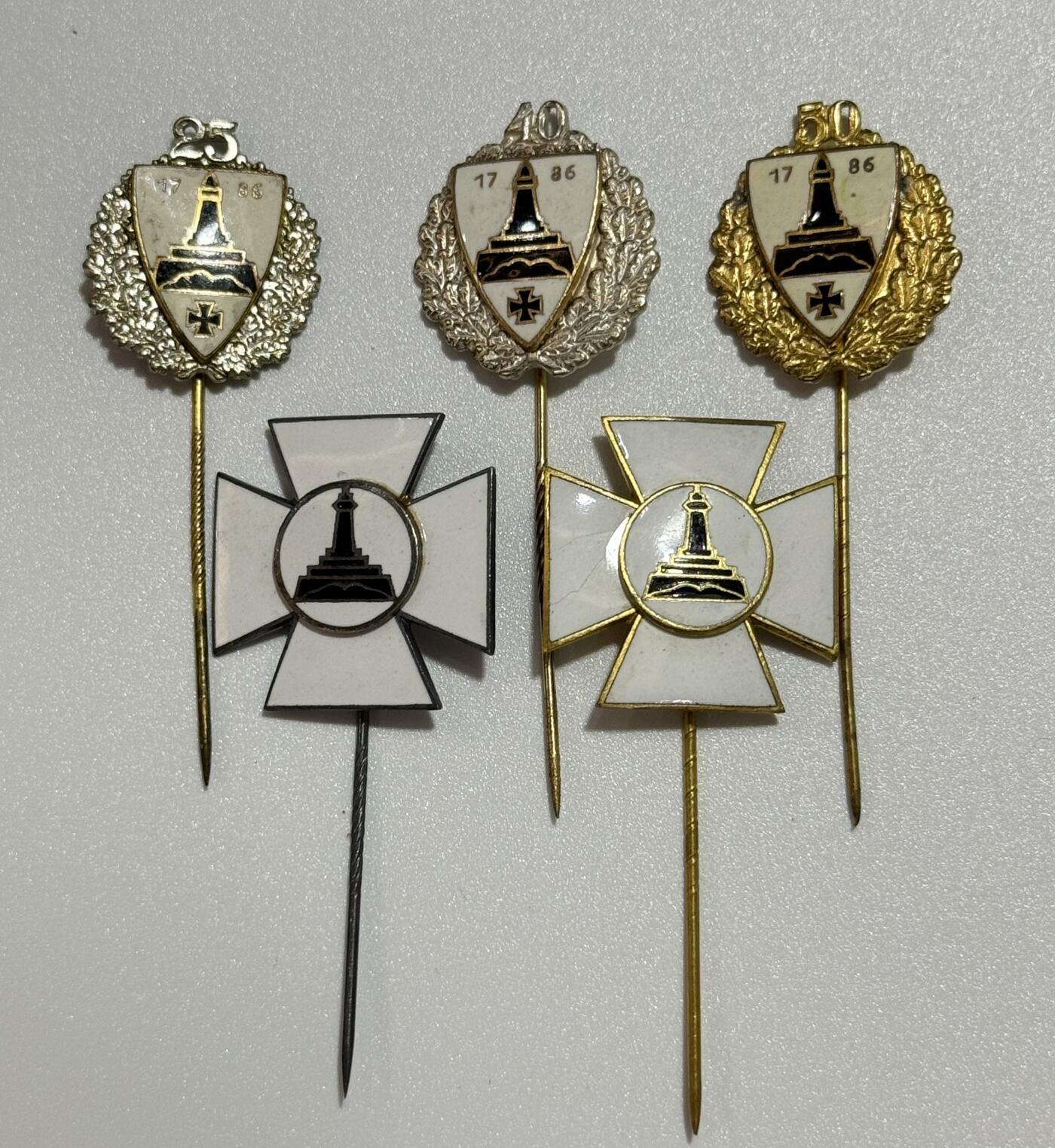 韵星假日精品2025秋季军品类拍卖会-- Rimey Holidays Boutique 2025 Autumn Militaria Sale 魏玛德国-Nazi德国基夫霍伊泽证章插针全套带原盒 -- 带金级和银级协会会员插针-2949、1706号 25、40、50年荣誉成员证章 