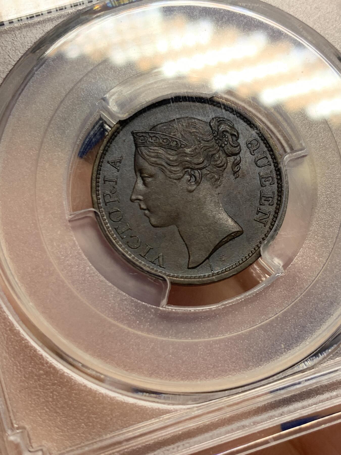 《竞宝斋》第432场 周日，周一 2场连拍 （全场包邮） PCGS MS63BN 英属海峡1845年小维1/2分铜币，首年份，个人最喜欢的一款女王年轻头像。首年好品非常稀少，外拍大热品种，SBP拍卖N盒同分早在19年就以480美元成交。背面右上角小磕，细节见图。