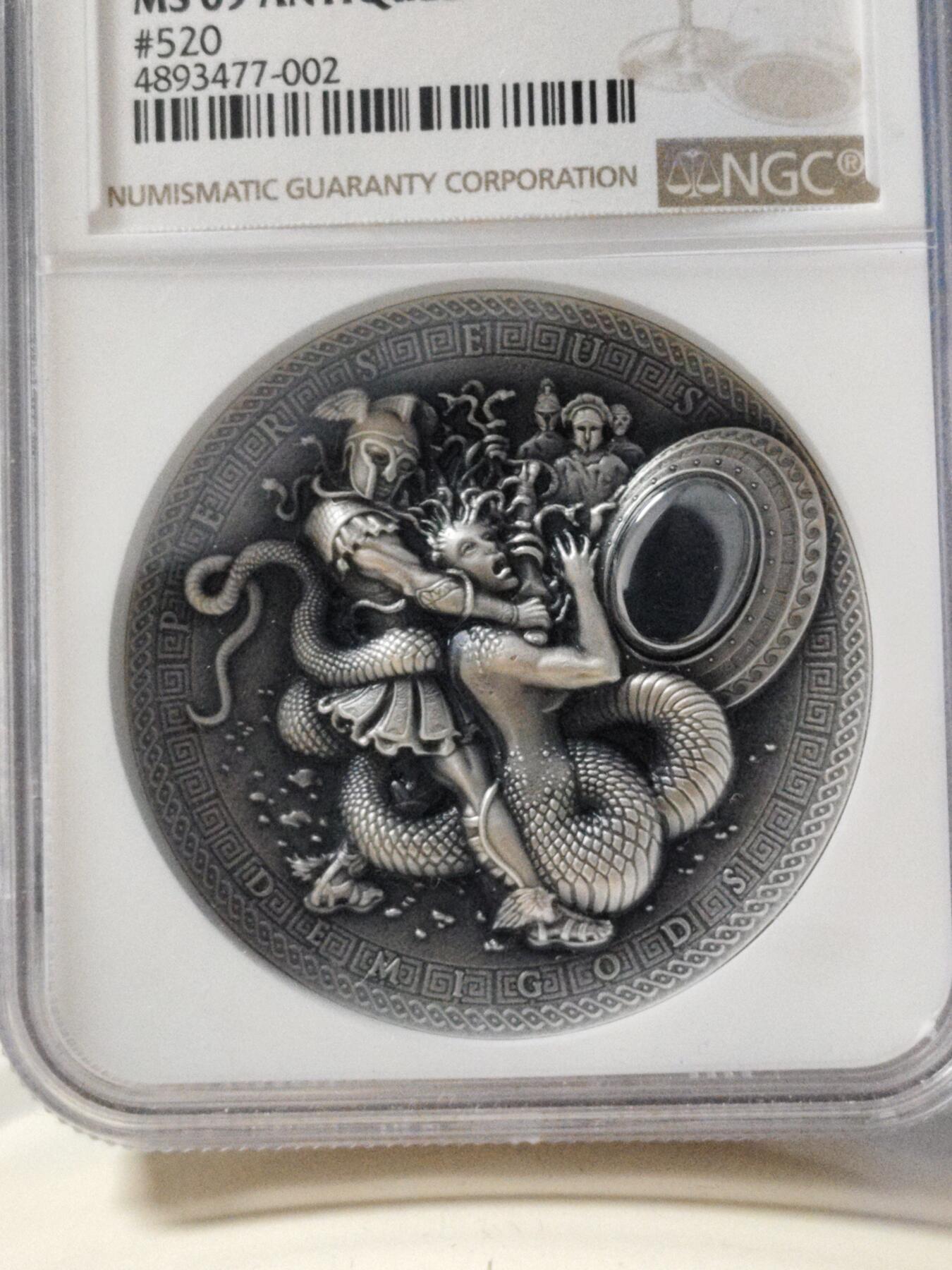 第180期拍卖【长期征集拍品】【北京币展专场】 纽埃2018年古希腊半神系列2珀尔修斯战美杜莎2盎司银币NGC-MS69盒证齐全，999银，发行650枚，