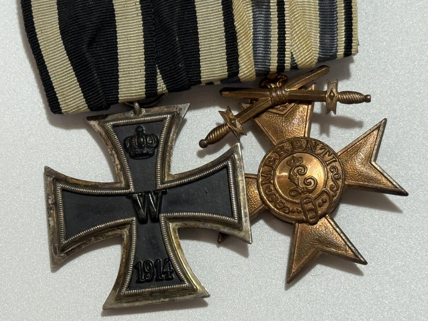 韵星假日精品2025秋季军品类拍卖会-- Rimey Holidays Boutique 2025 Autumn Militaria Sale 德意志帝国二级铁十字勋章（KAG标）与巴伐利亚王国三级军事功勋奖章（MVK3）联排