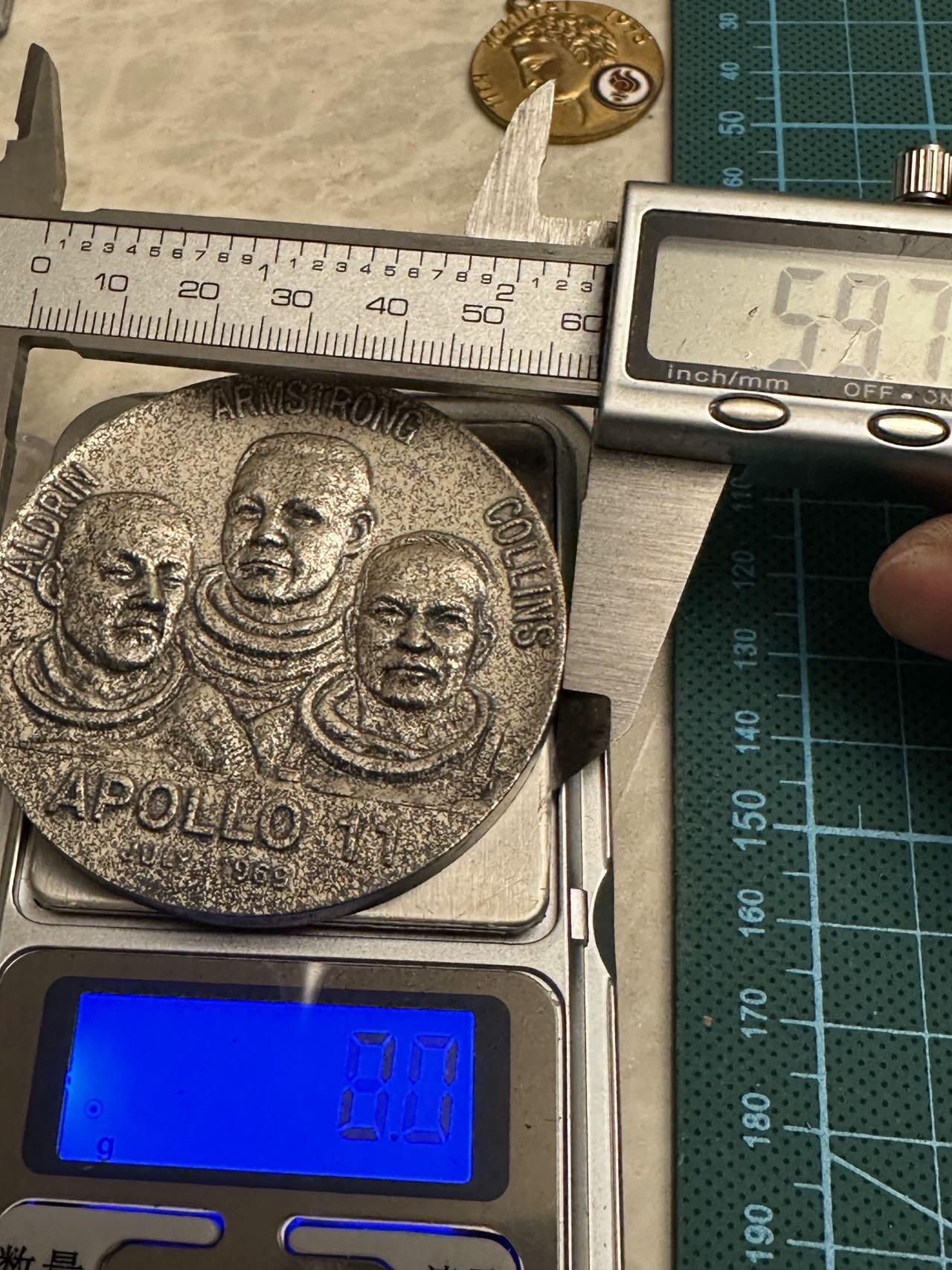 蒂克钱币-第46场 日本章牌专场 人类登月 纪念纯银章 带银标 60mm 111.5g 绒布盒