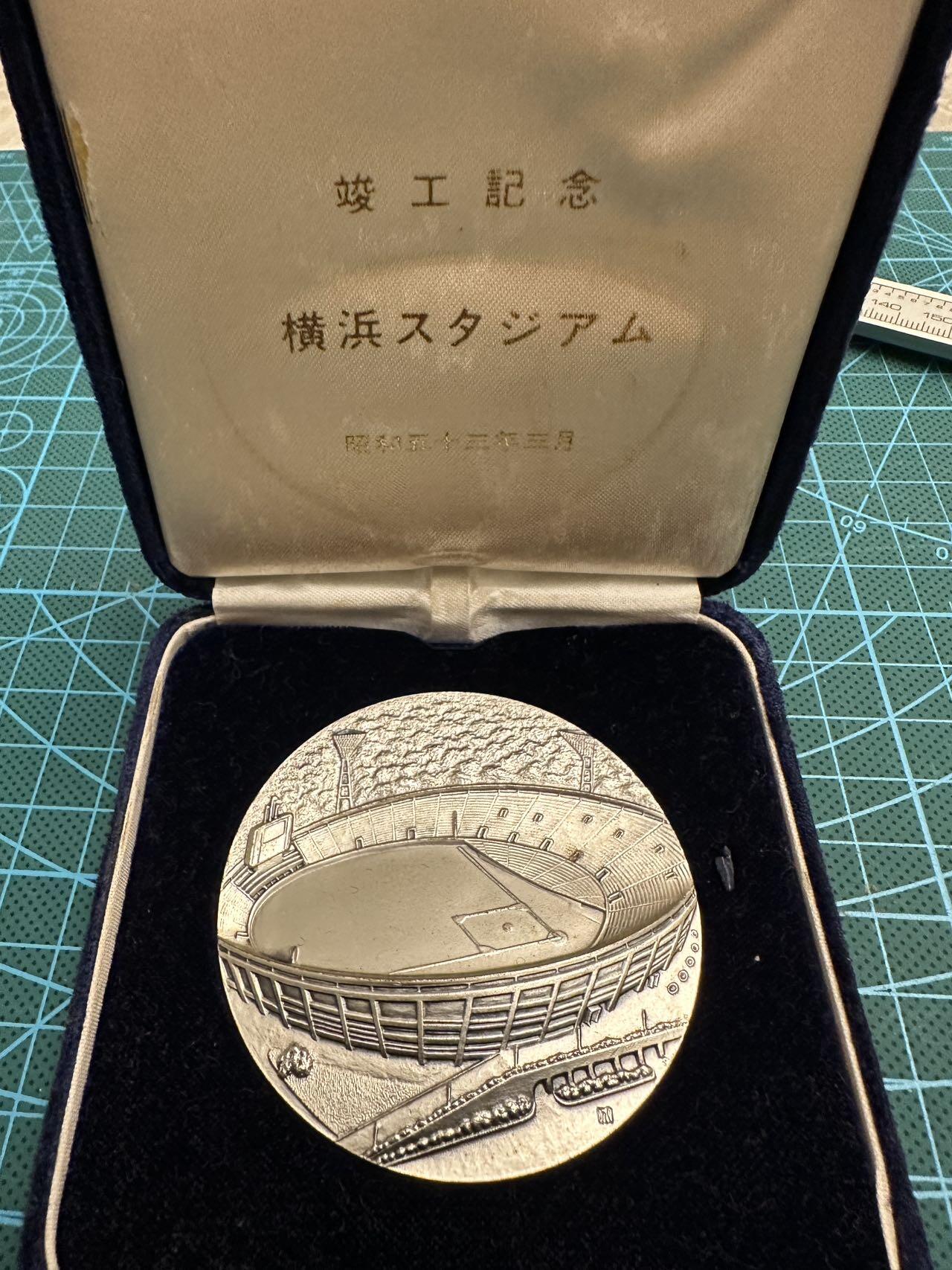 蒂克钱币-第46场 日本章牌专场 昭和50年 横滨体育场 竣工纪念章60mm 115g 绒布盒