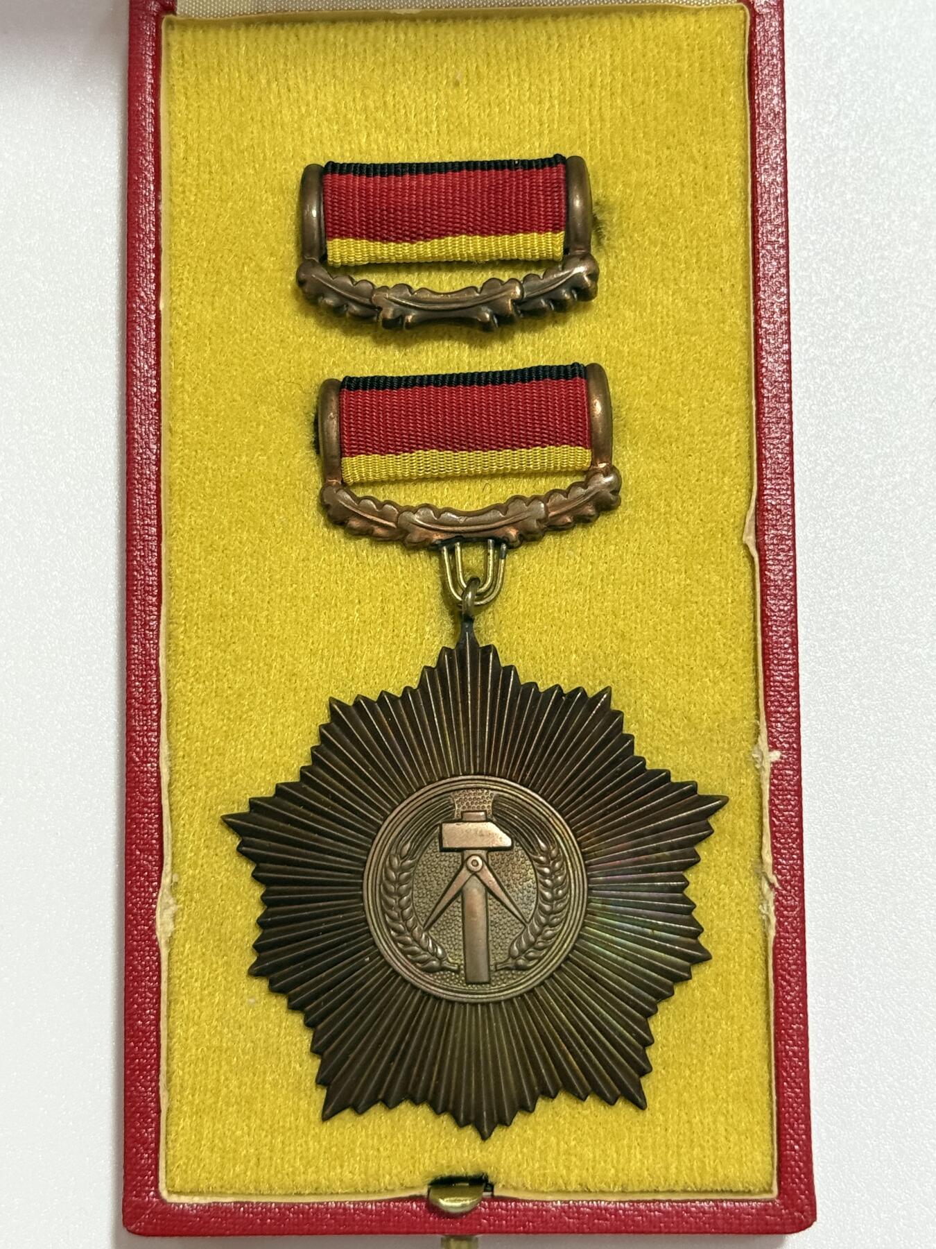 韵星假日精品2025秋季军品类拍卖会-- Rimey Holidays Boutique 2025 Autumn Militaria Sale 民主德国铜级祖国功勋勋章带原盒略