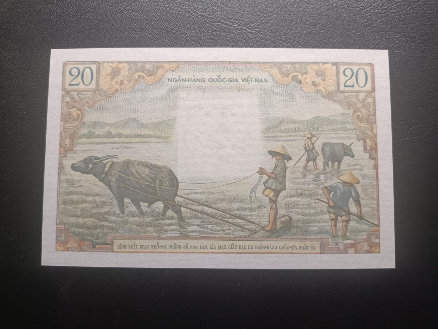 2025十月第四期，加拍第二场，总198期 越南共和国（南越）1956版20盾UNC-有针孔，经典法属风格的小村和耕田