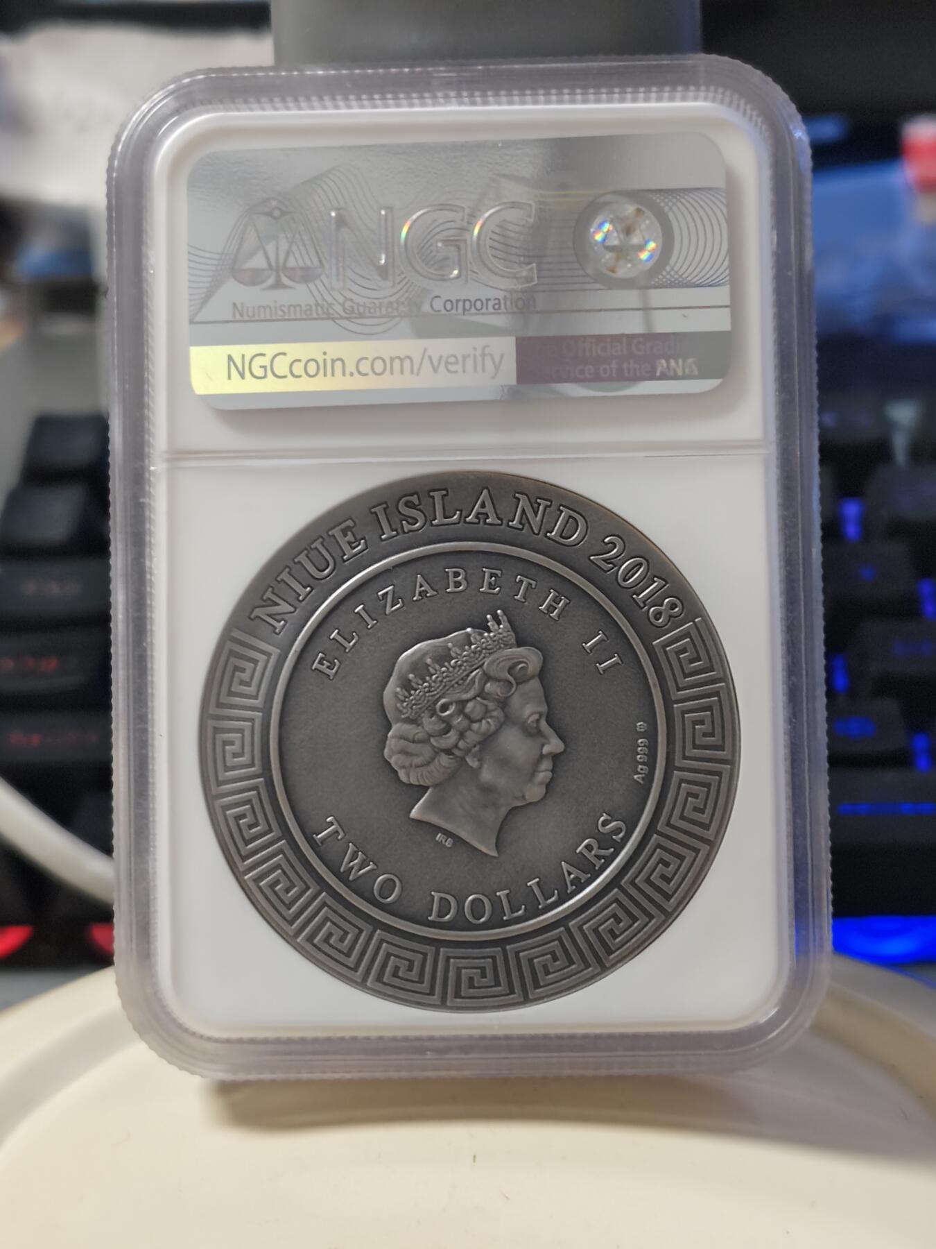 第180期拍卖【长期征集拍品】【北京币展专场】 纽埃2018年古希腊半神系列2珀尔修斯战美杜莎2盎司银币NGC-MS69盒证齐全，999银，发行650枚，