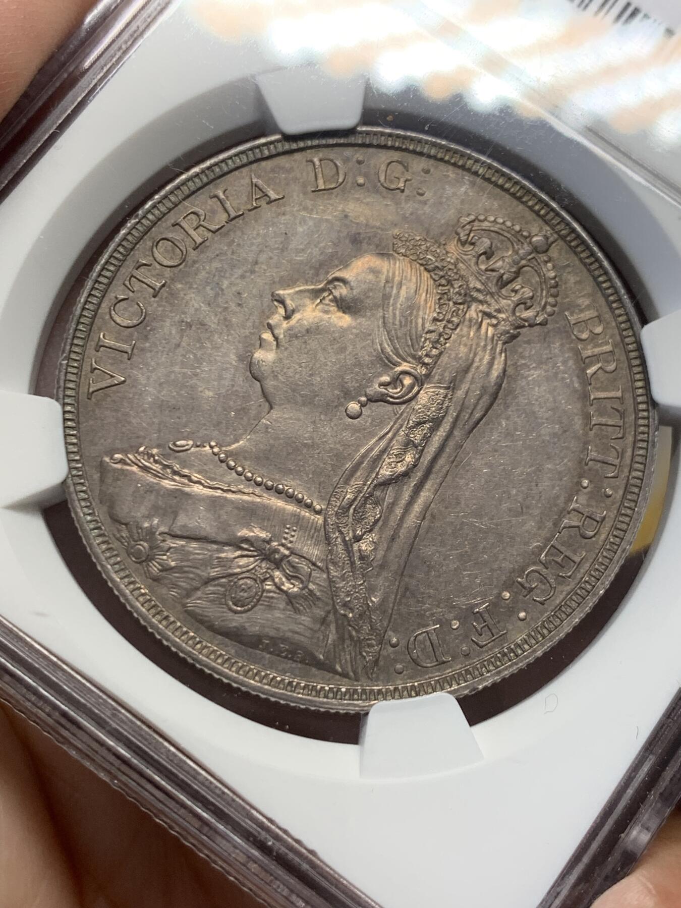 《竞宝斋》第432场 周日，周一 2场连拍 （全场包邮） NGC AUD 1887年英国维多利亚高冠马剑克朗 错杀，英国钱币名家Thorbum旧藏，双面包浆极美，适合自藏