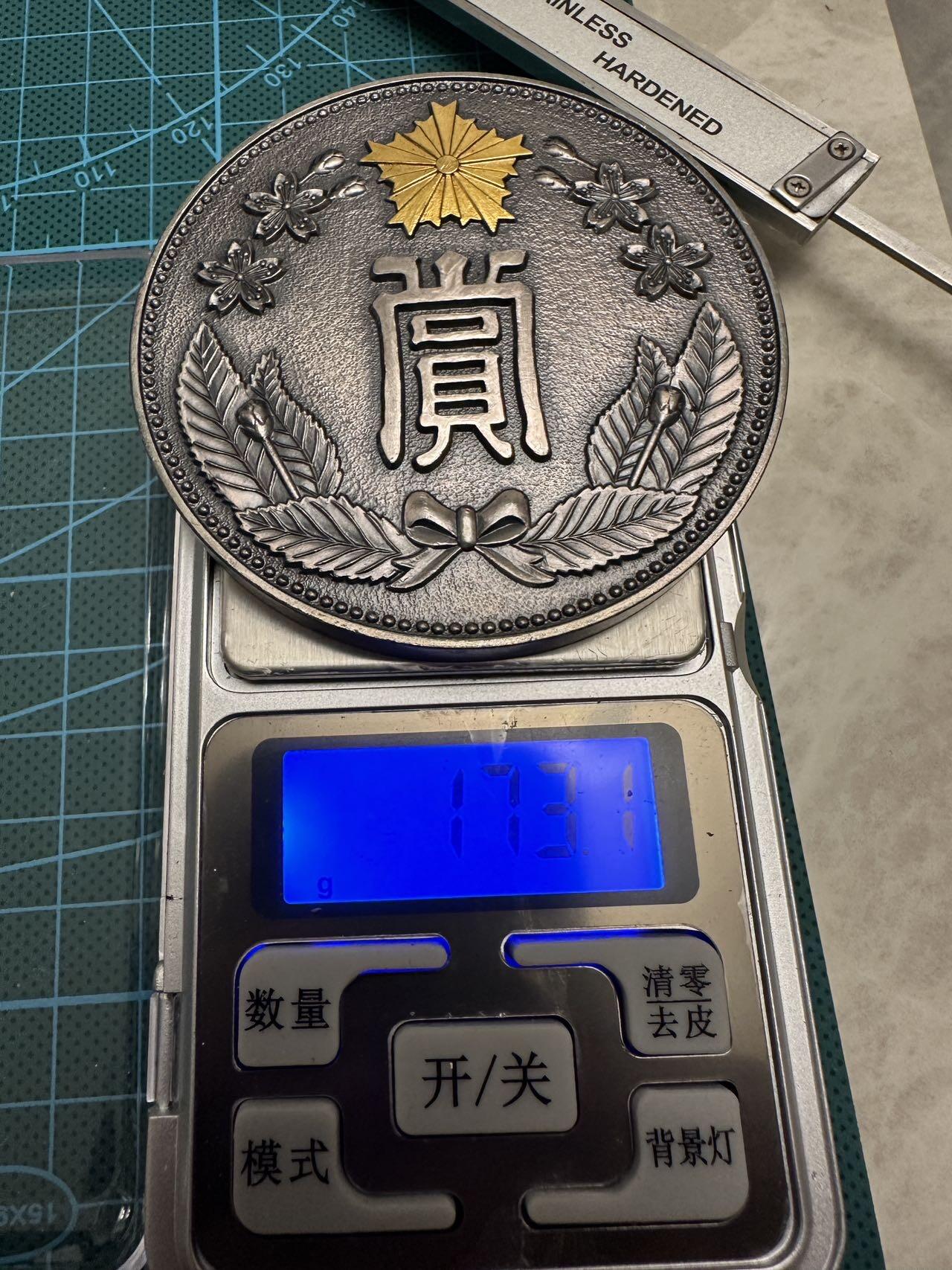 蒂克钱币-第46场 日本章牌专场 长野县警察本部 奖牌  银灰色少见 绒布盒70mm 173g
