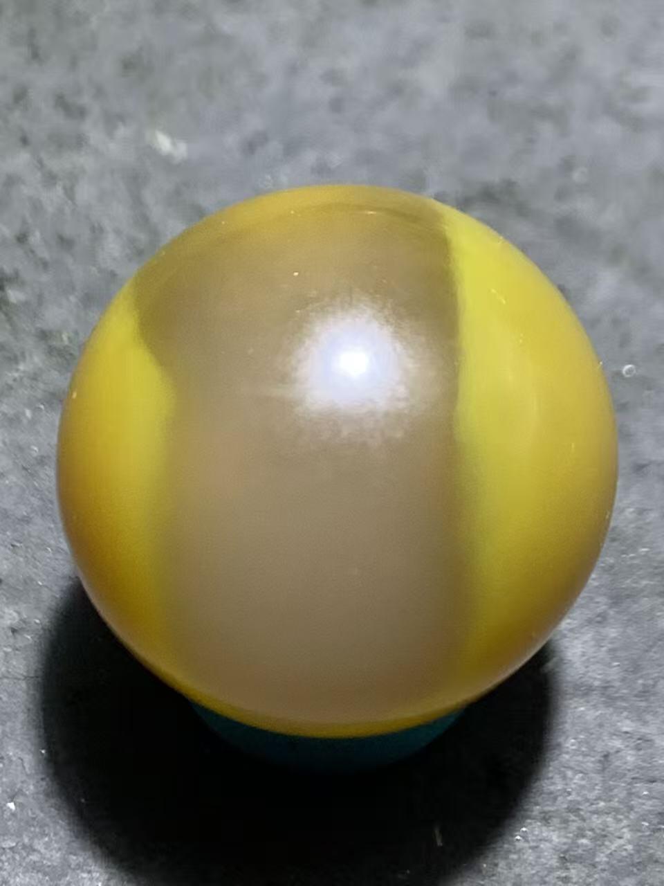 精美蒙料鸡油黄冻料战国红玛瑙圆珠一个，