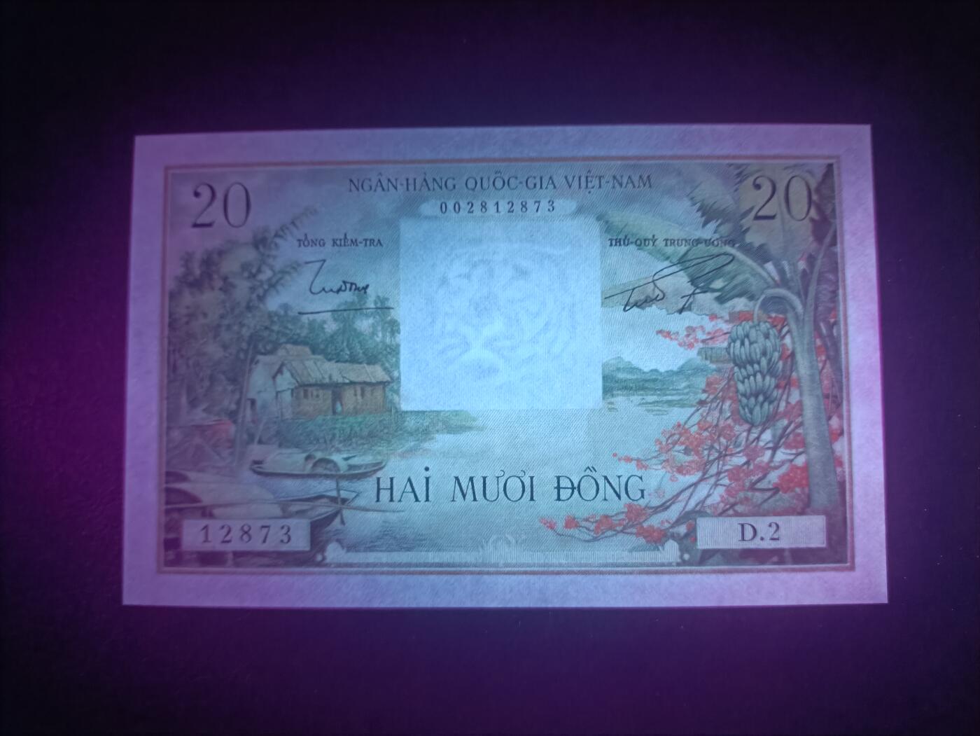 2025十月第四期，加拍第二场，总198期 越南共和国（南越）1956版20盾UNC-有针孔，经典法属风格的小村和耕田