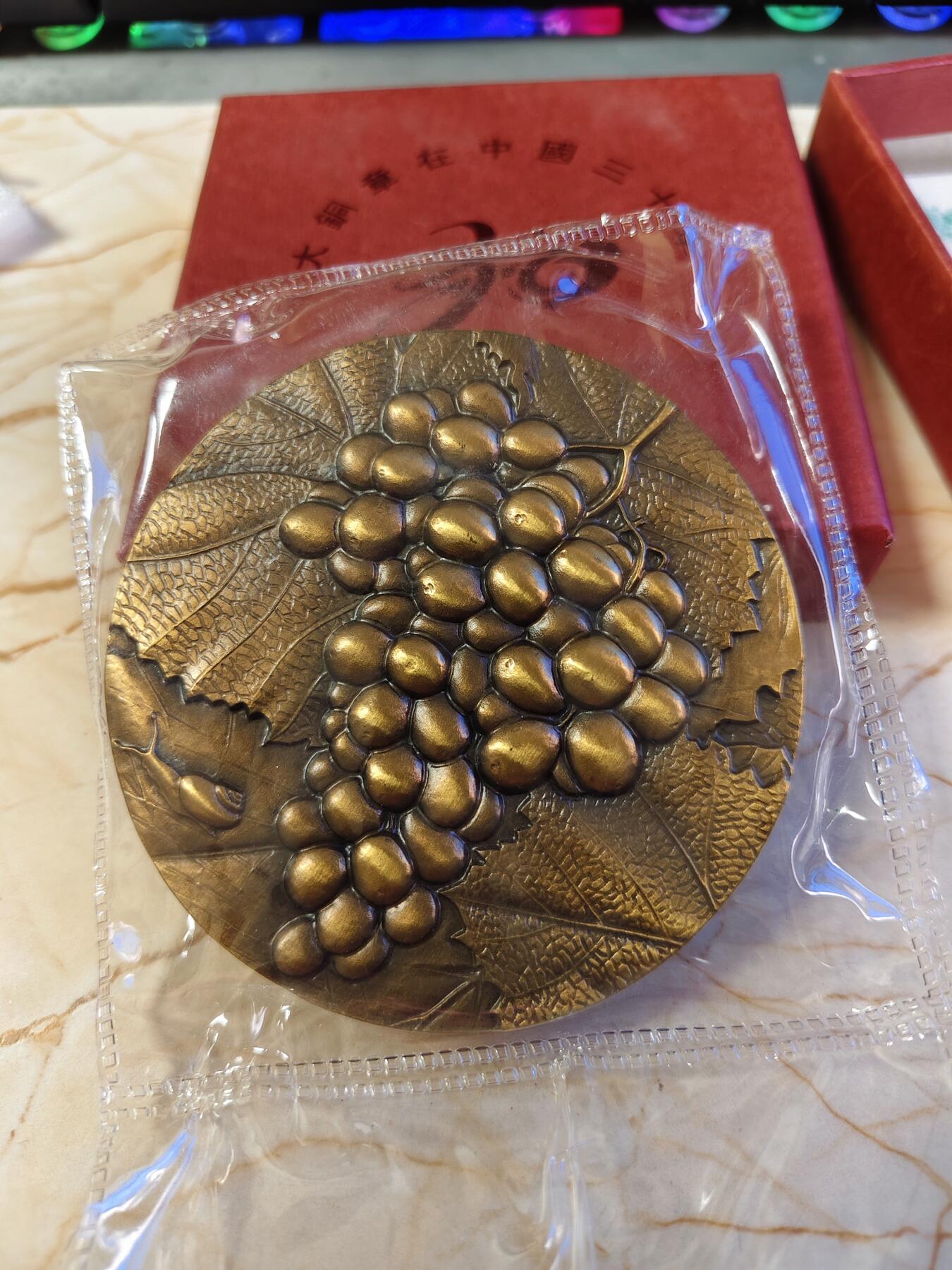 第180期拍卖【长期征集拍品】【北京币展专场】 大铜章在中国三十年纪念大铜章，发行600枚，直径8厘米，重342.87克