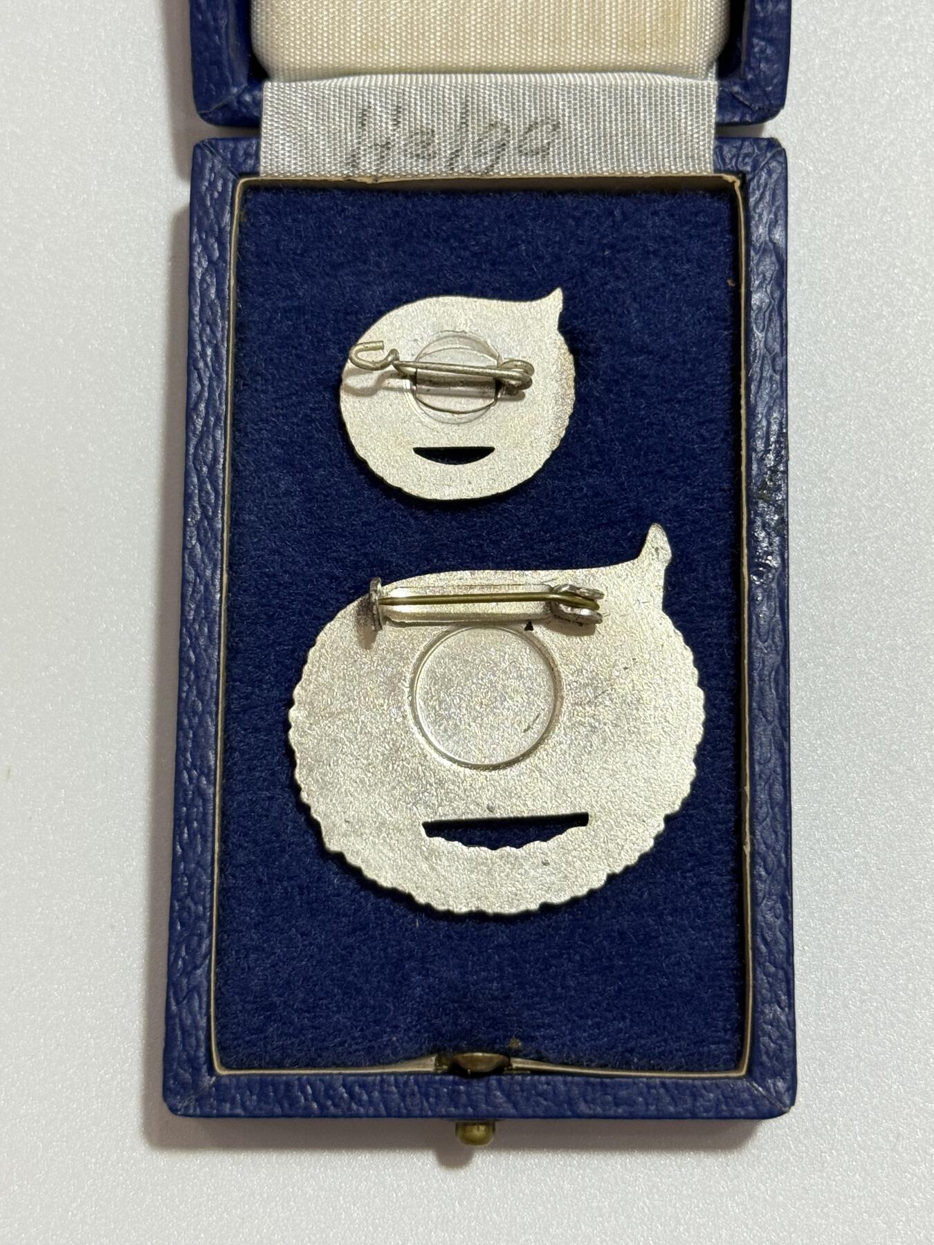 韵星假日精品2025秋季军品类拍卖会-- Rimey Holidays Boutique 2025 Autumn Militaria Sale 民主德国银级恩格斯台尔曼社会主义先锋奖章带盒略一套