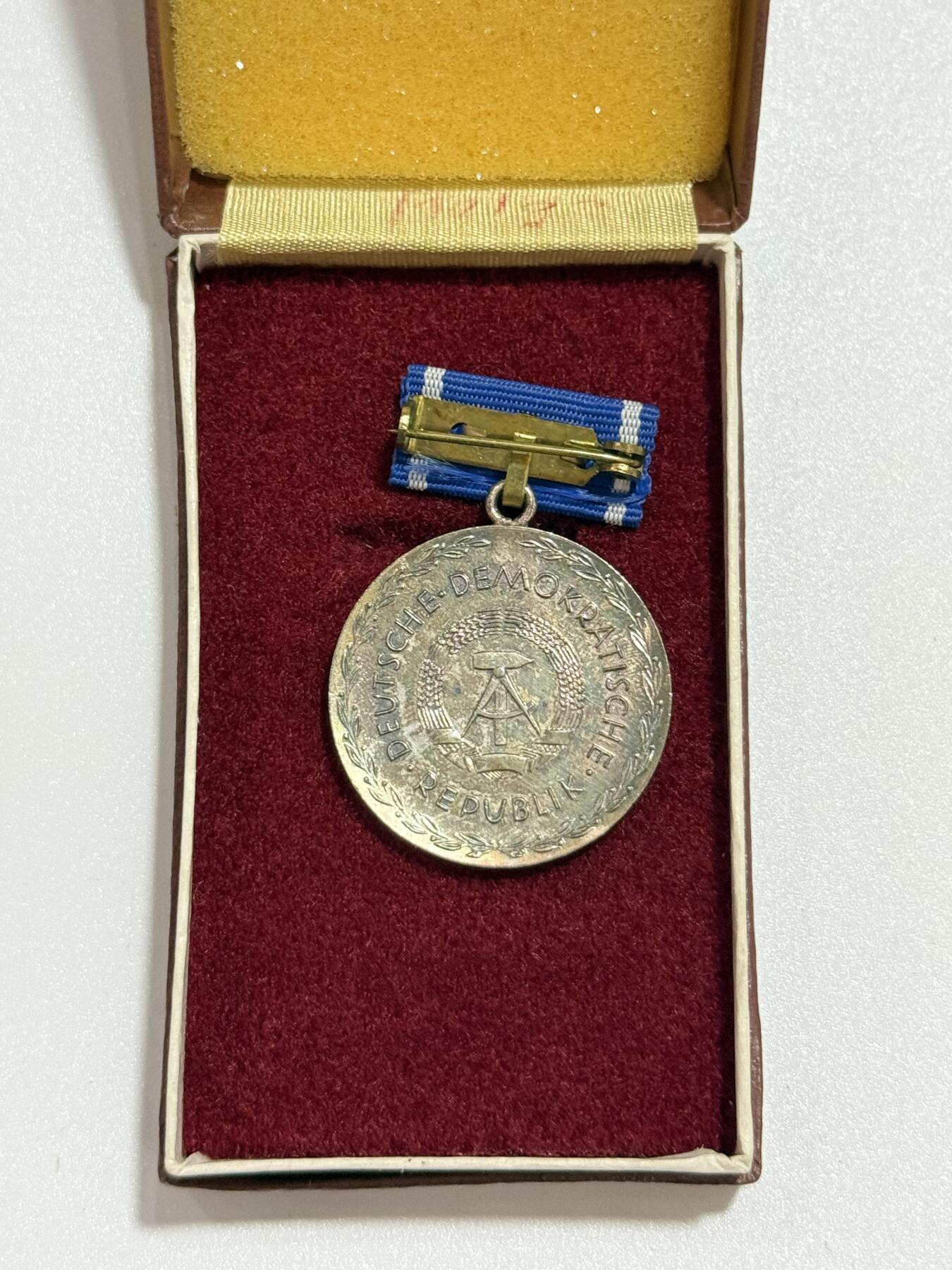 韵星假日精品2025秋季军品类拍卖会-- Rimey Holidays Boutique 2025 Autumn Militaria Sale 民主德国银级裴斯泰罗其奖章带原盒