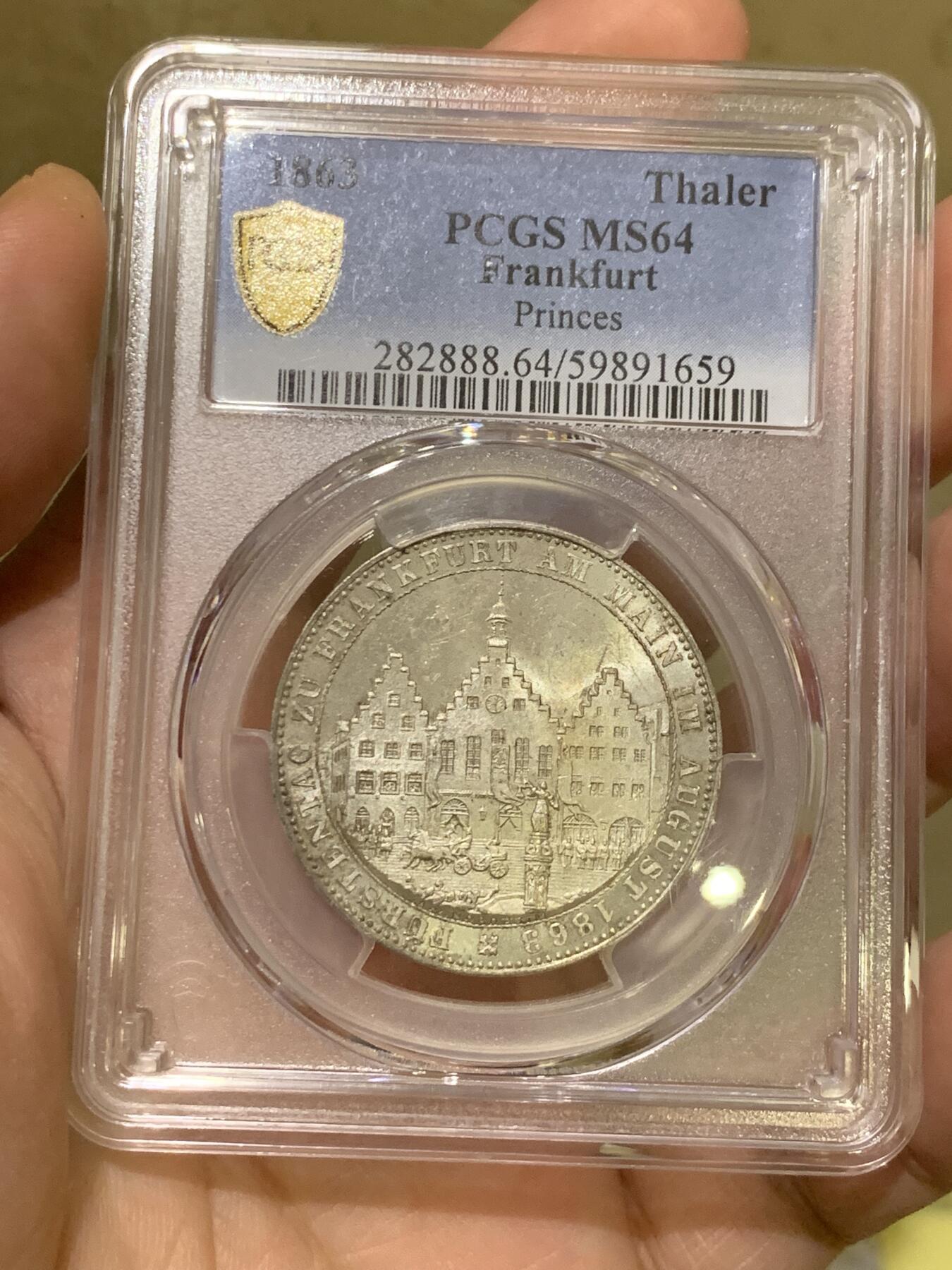 《竞宝斋》第432场 周日，周一 2场连拍 （全场包邮） PCGS MS64 德国1863年法兰克福王子议会泰勒银币，底板状态漂亮，经典的法兰克福市政厅